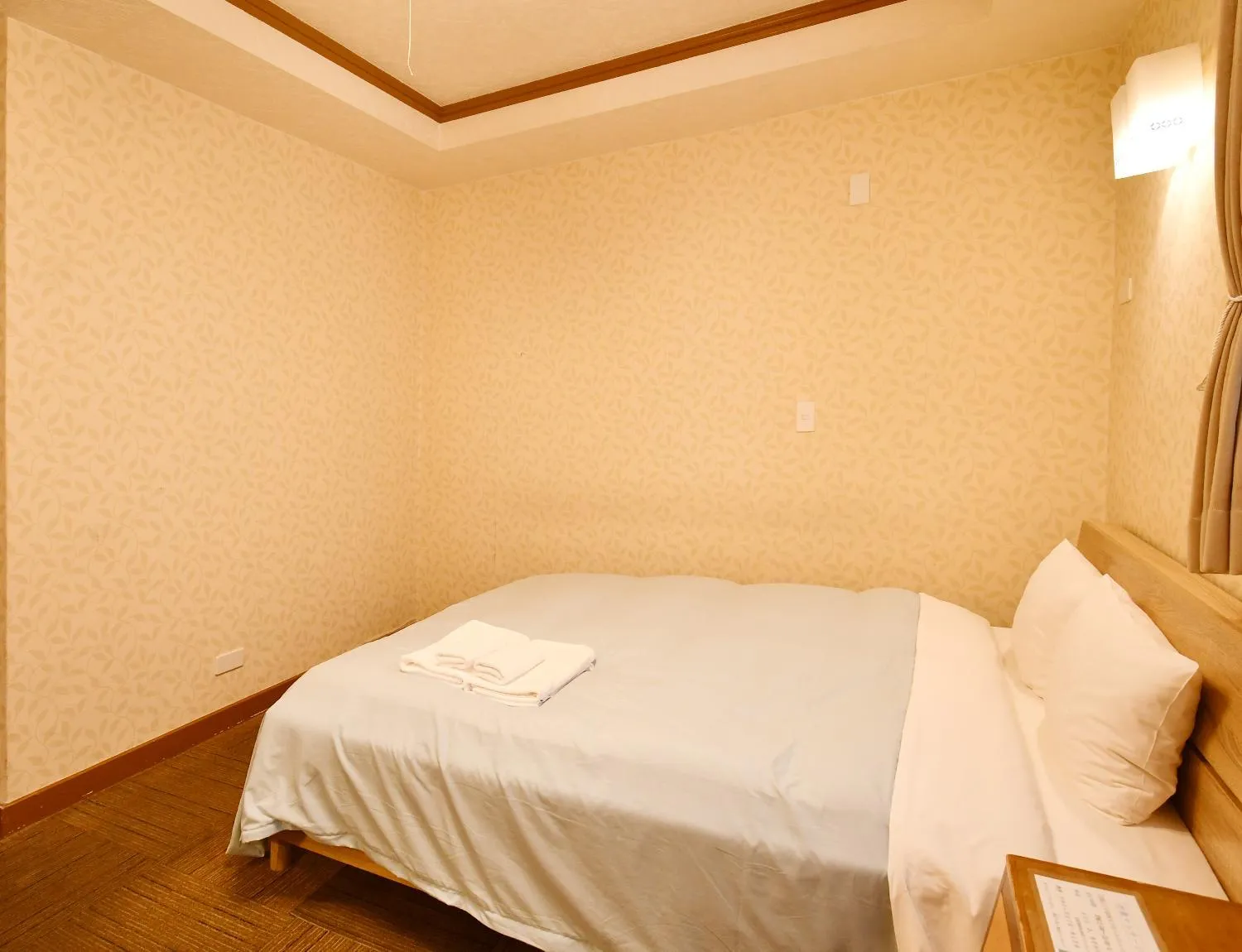 Bed in Sunrise Hotel Okinawa-どこか懐かしいレトロ宿軽朝食付