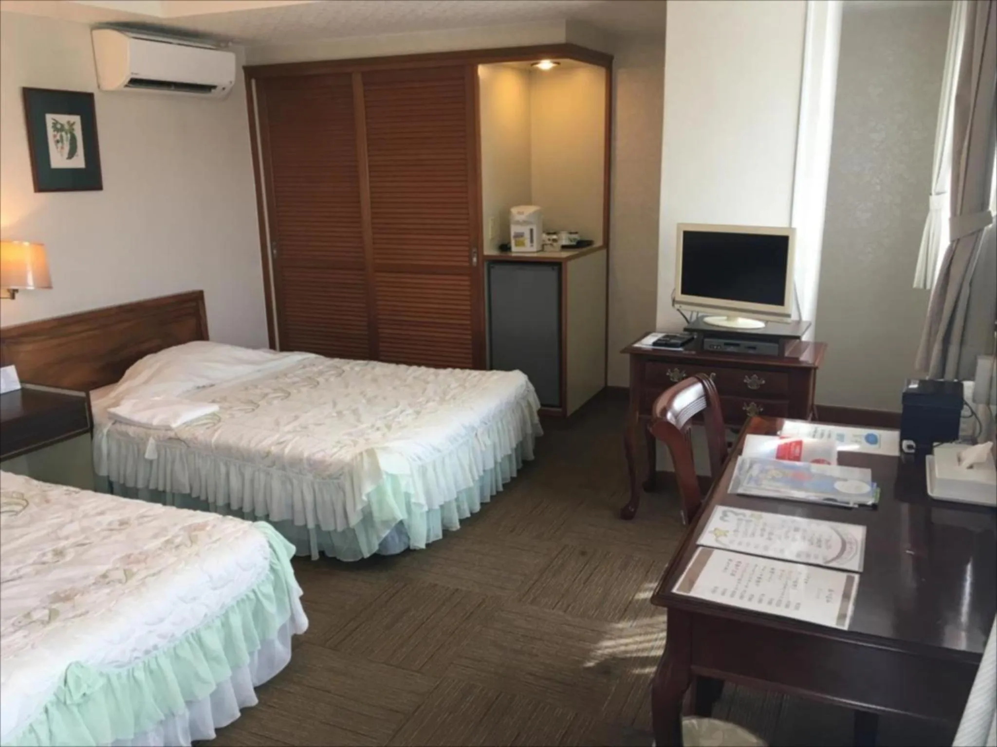 Photo of the whole room, Bed in Sunrise Hotel Okinawa-どこか懐かしいレトロ宿軽朝食付