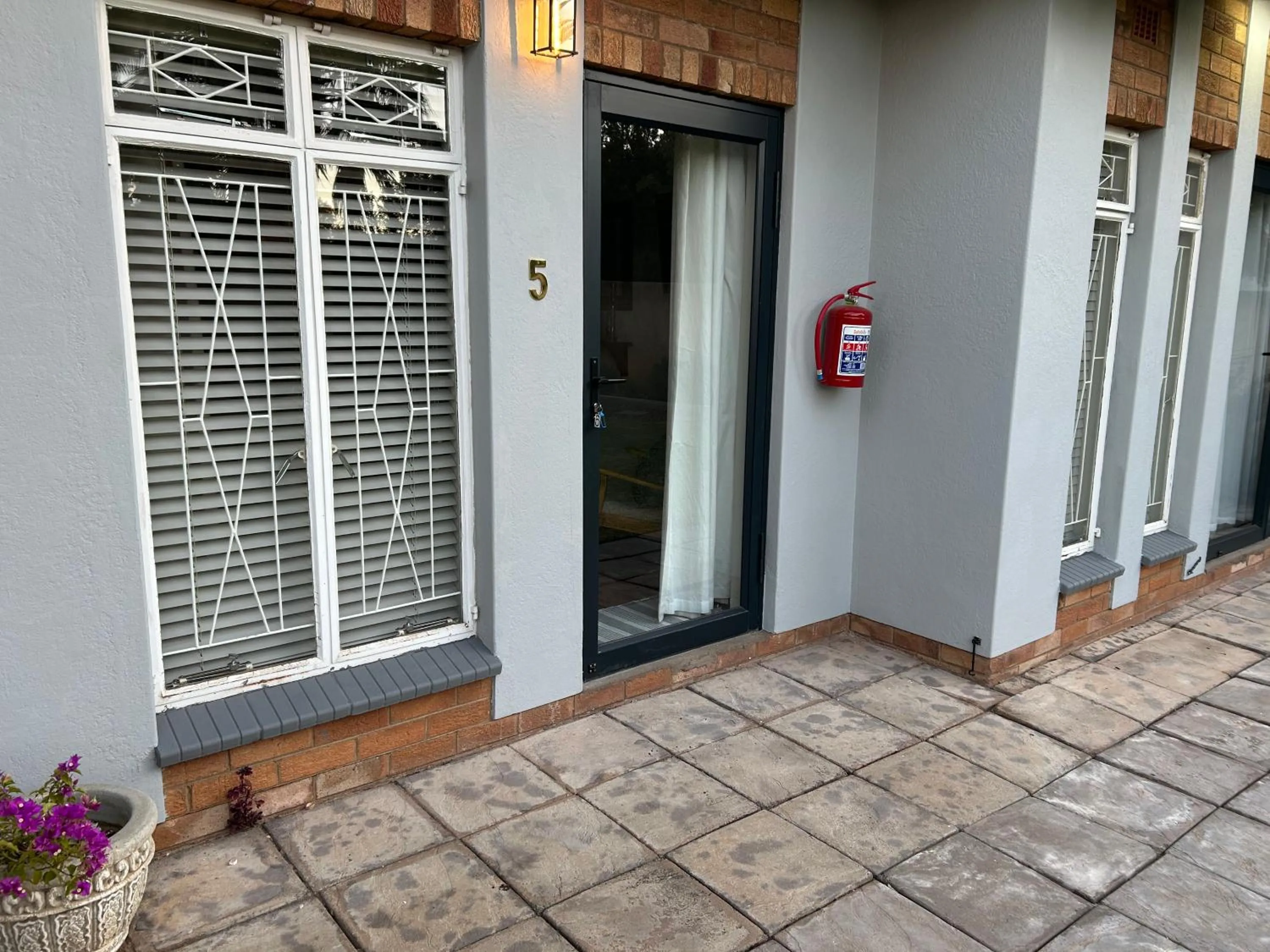 Facade/entrance in 28 La Rochelle