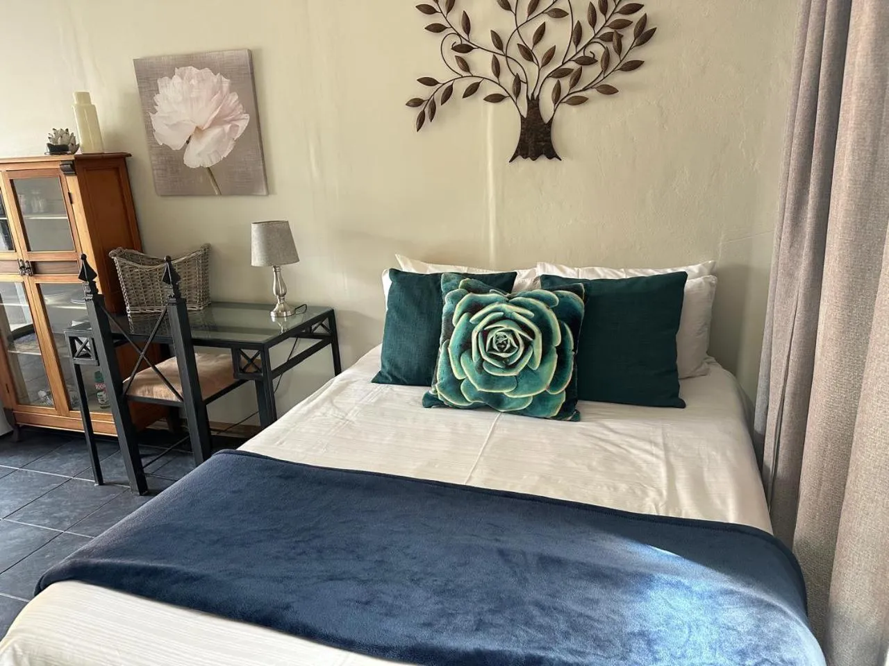 Bed in 28 La Rochelle