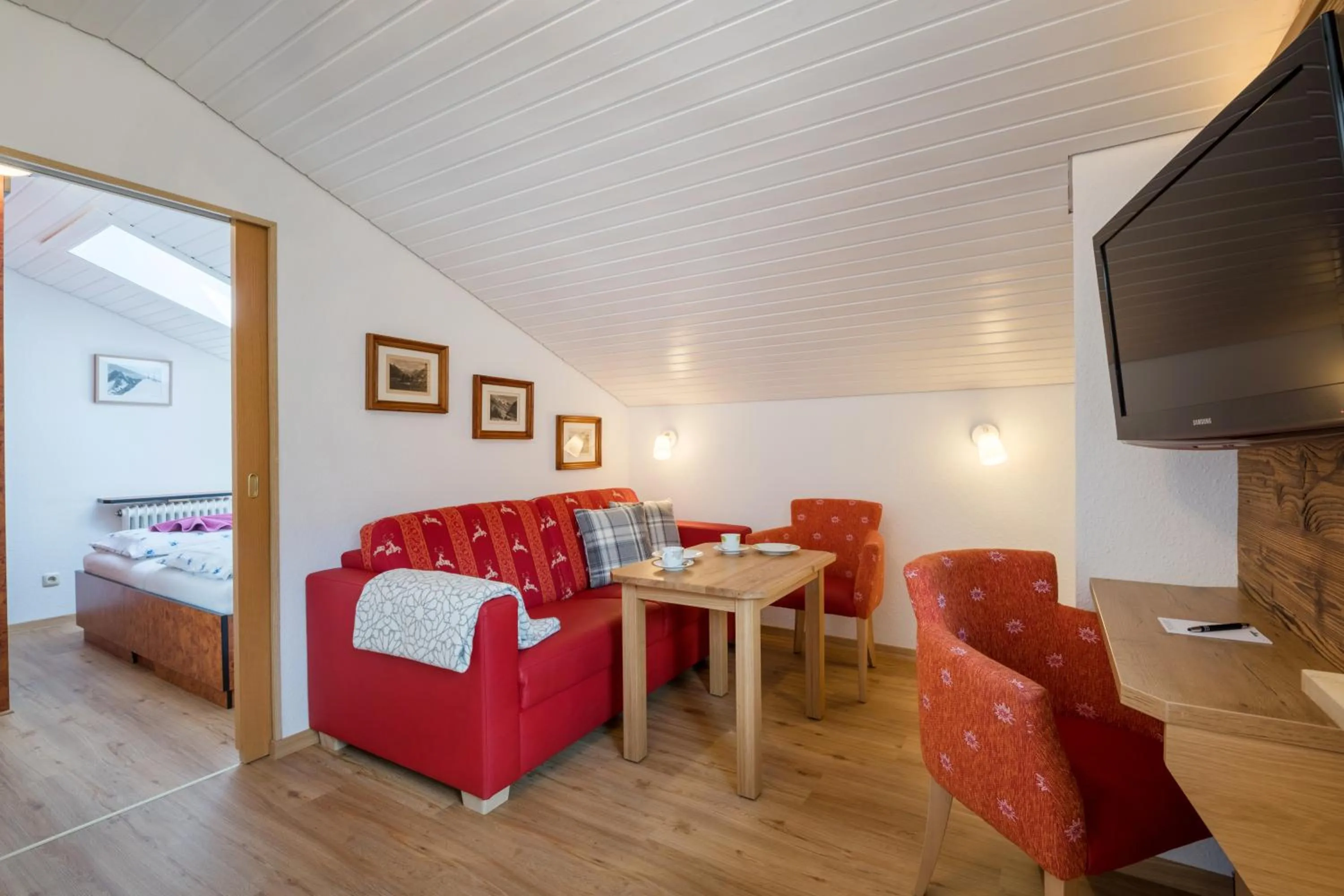 Living room, Bed in Ferienhotel Sonnenheim