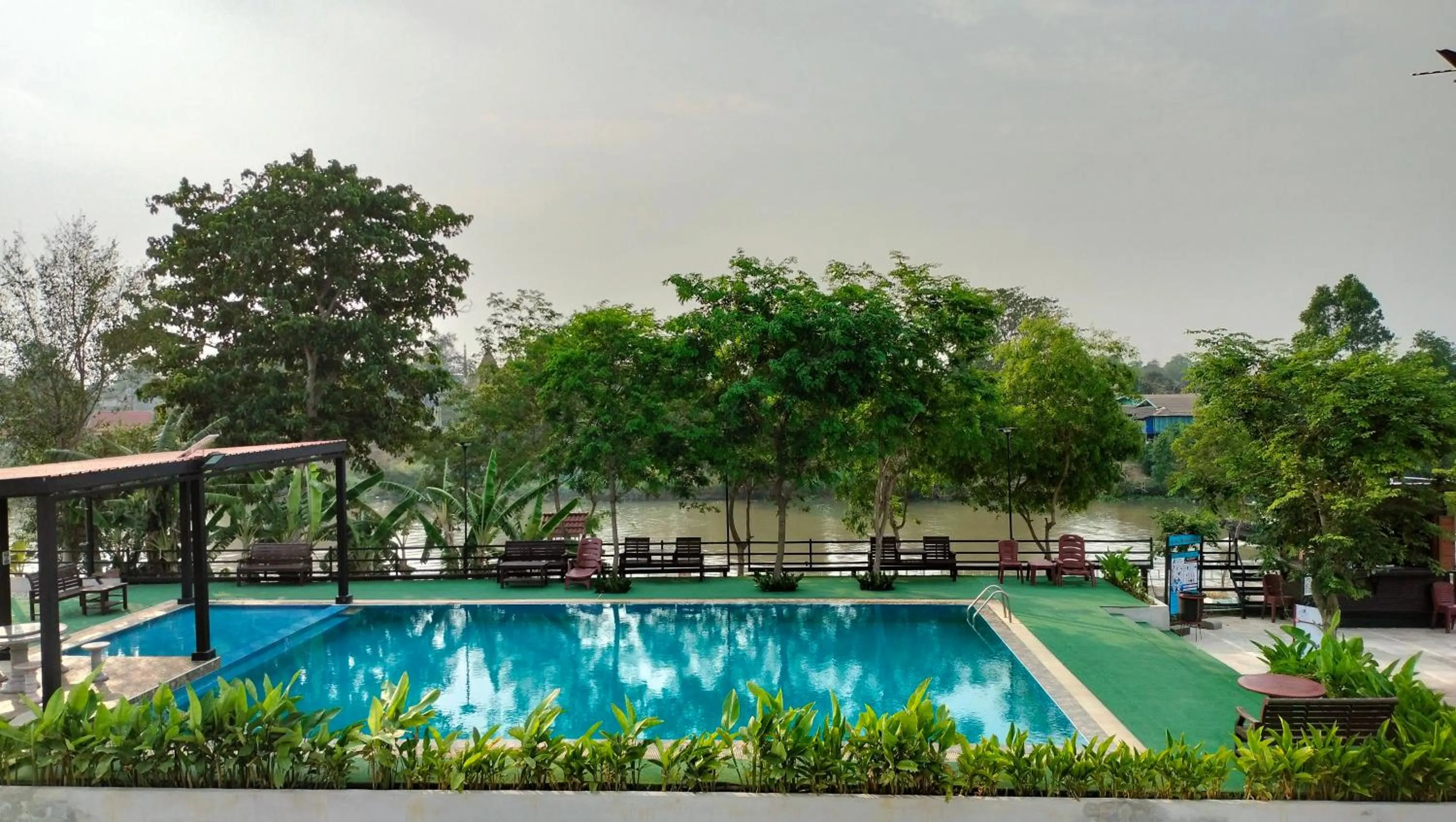Swimming pool in Toh Buk Seng Ayutthaya Hotel