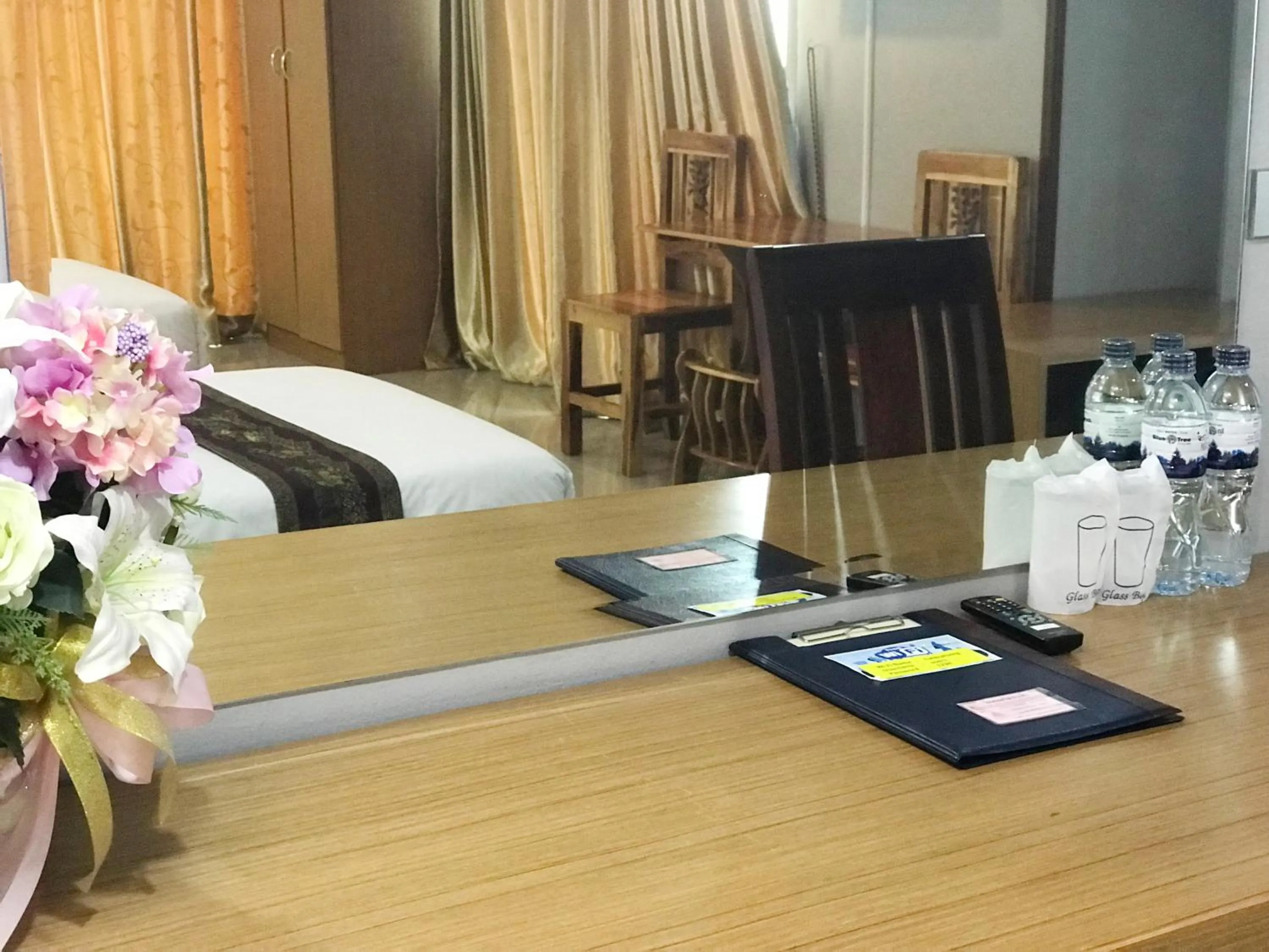 hair dresser, Bed in Toh Buk Seng Ayutthaya Hotel