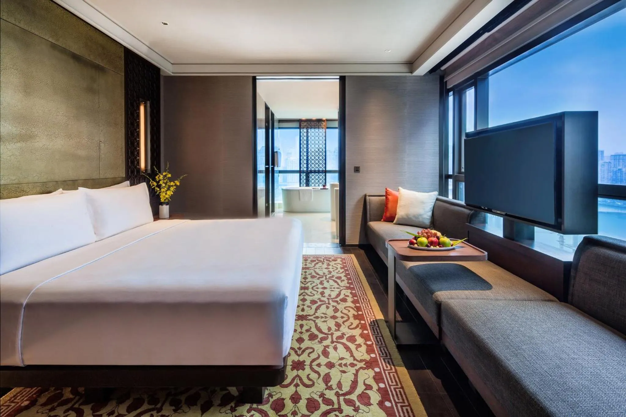 Photo of the whole room, Bed in Regent Chongqing