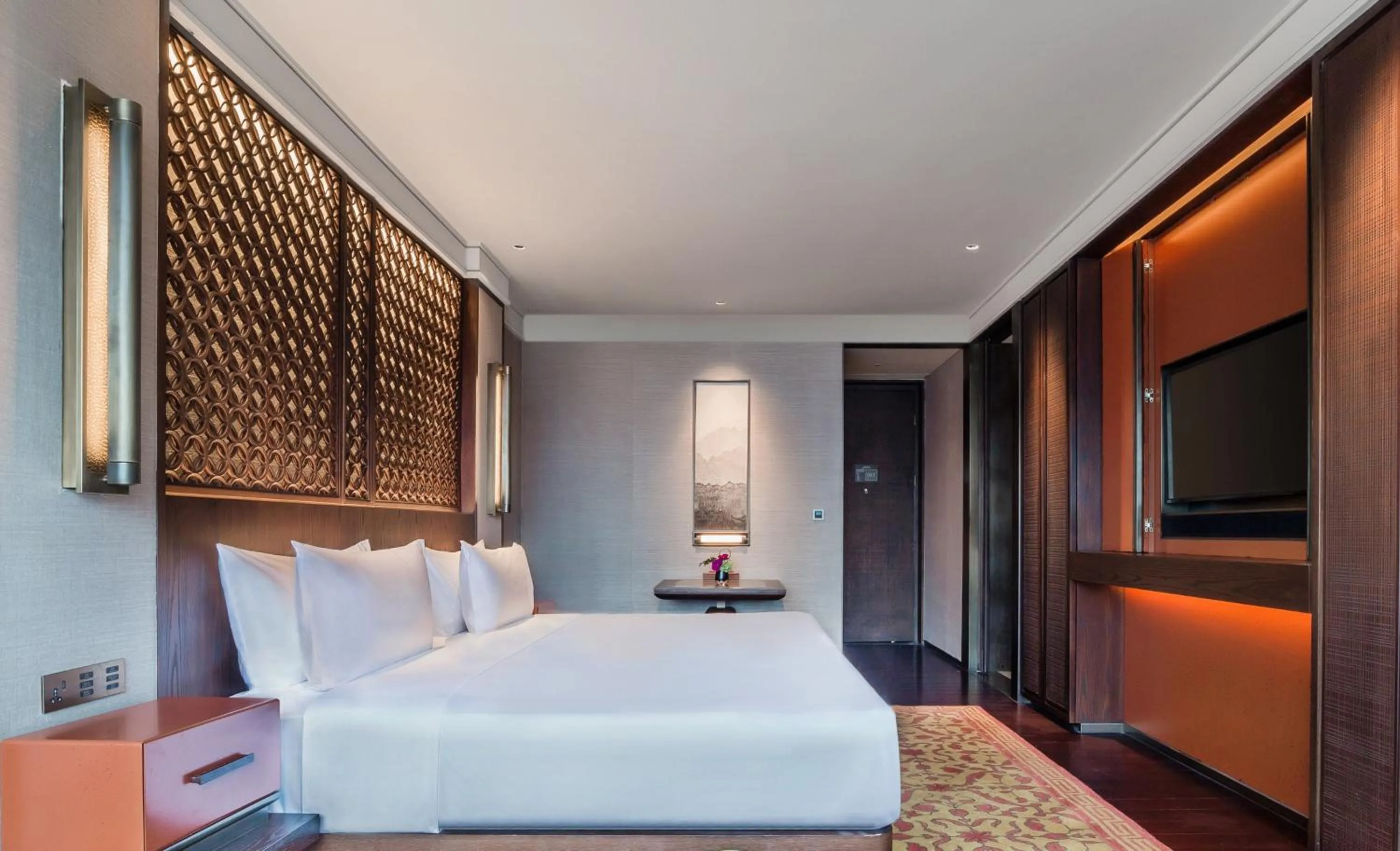 Photo of the whole room, Bed in Regent Chongqing - Complimentary 1st round mini bar daily