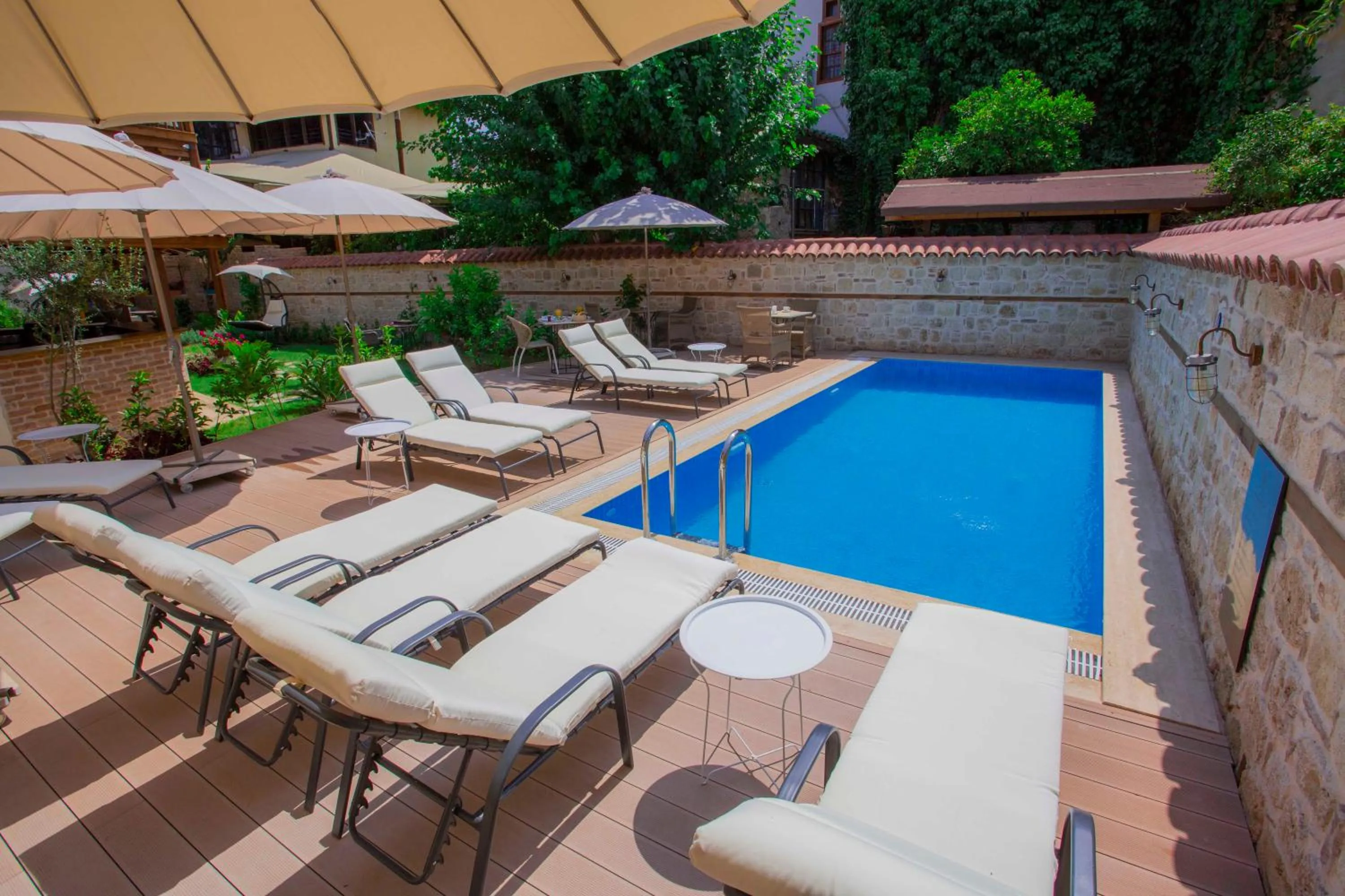 Pool view in Char Me Hotel