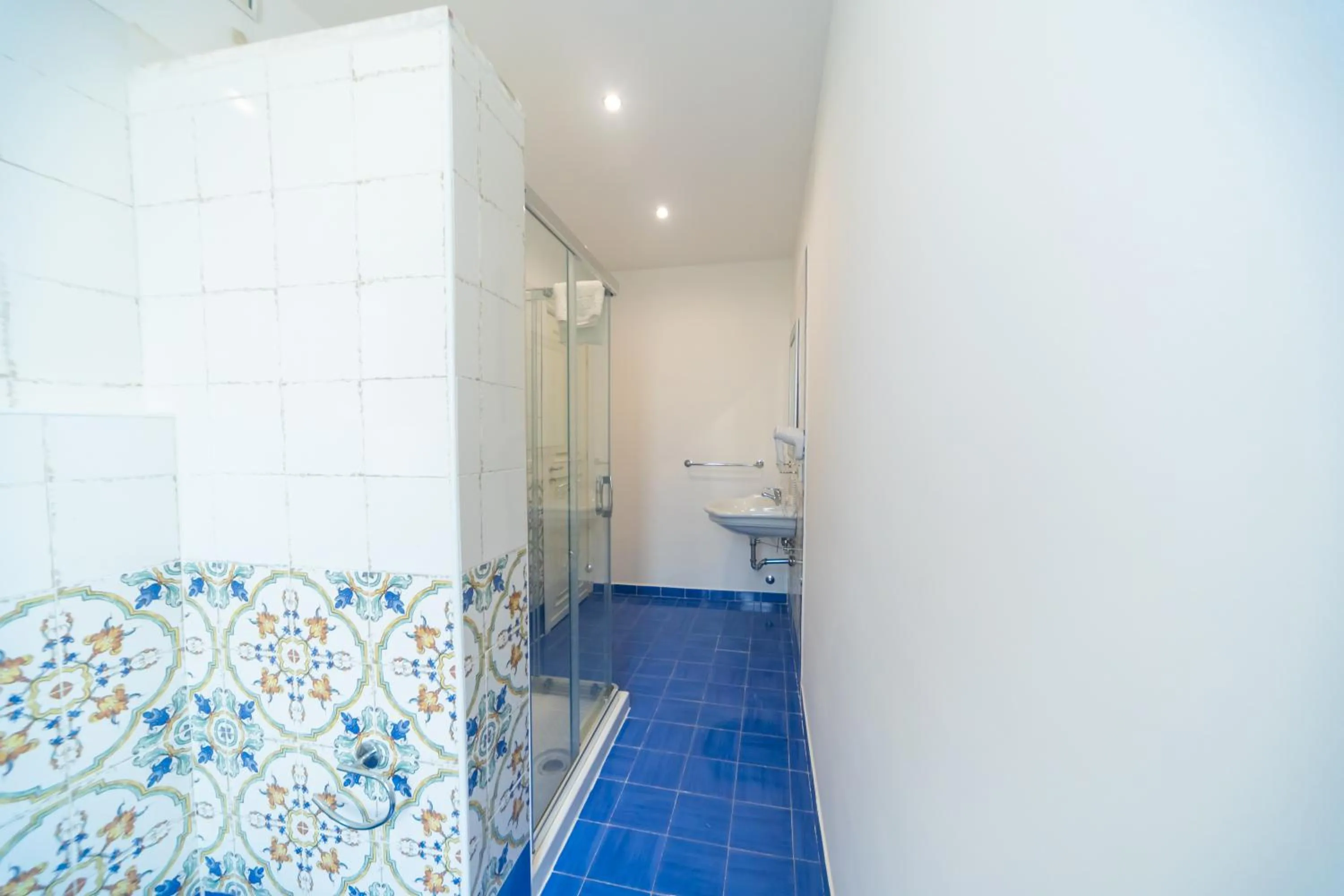 Bathroom in Hotel America