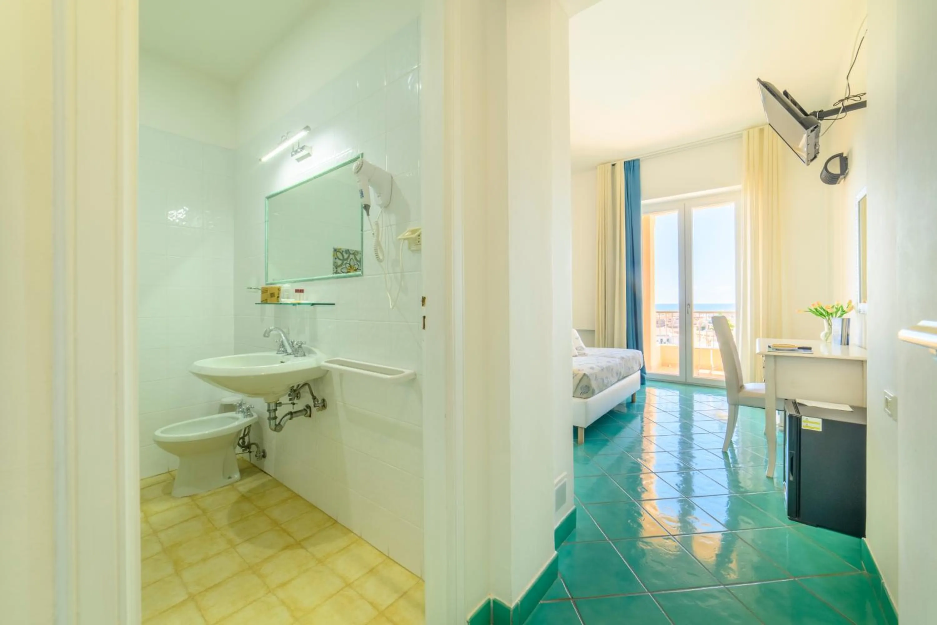 Photo of the whole room in Hotel America