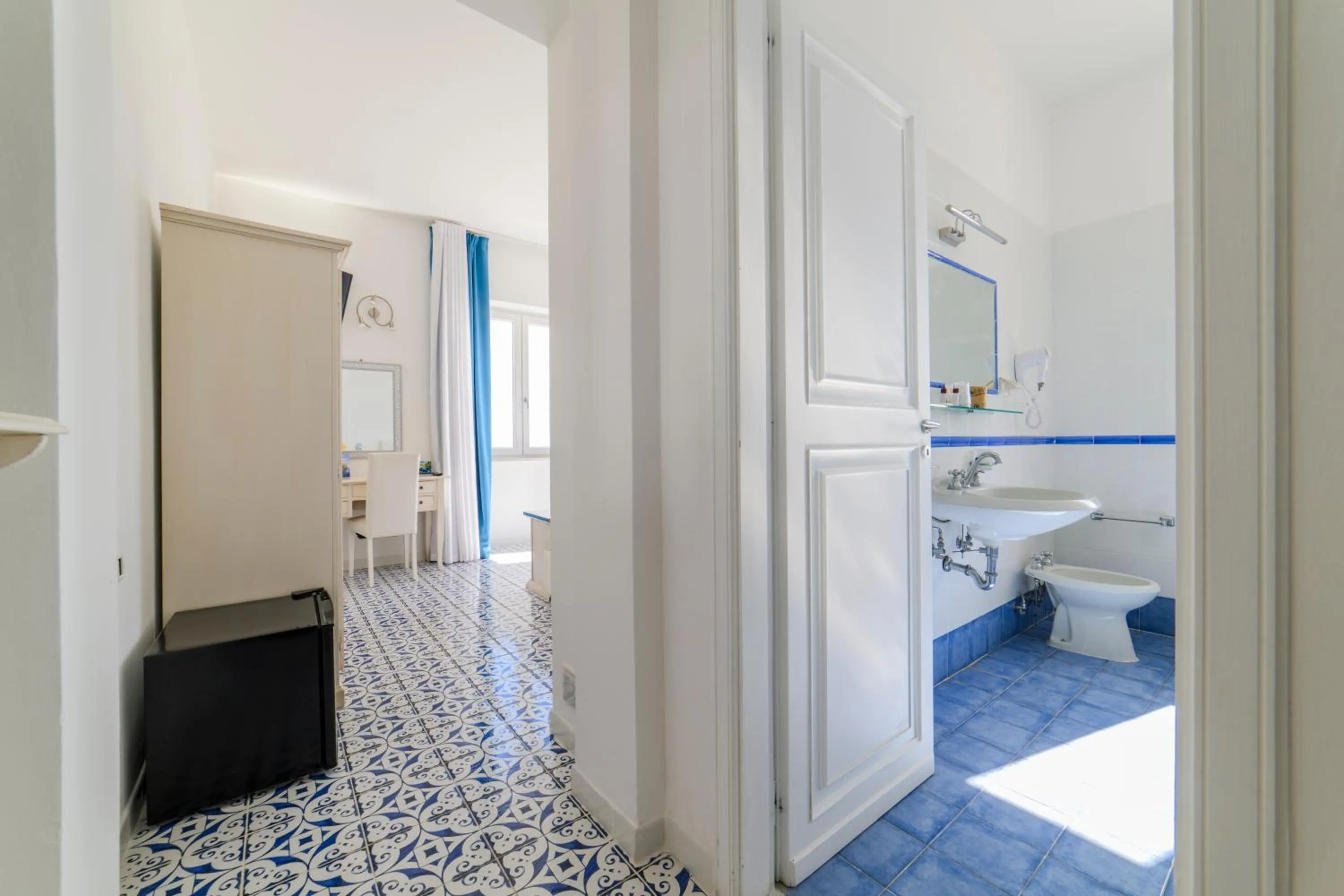 Photo of the whole room in Hotel America