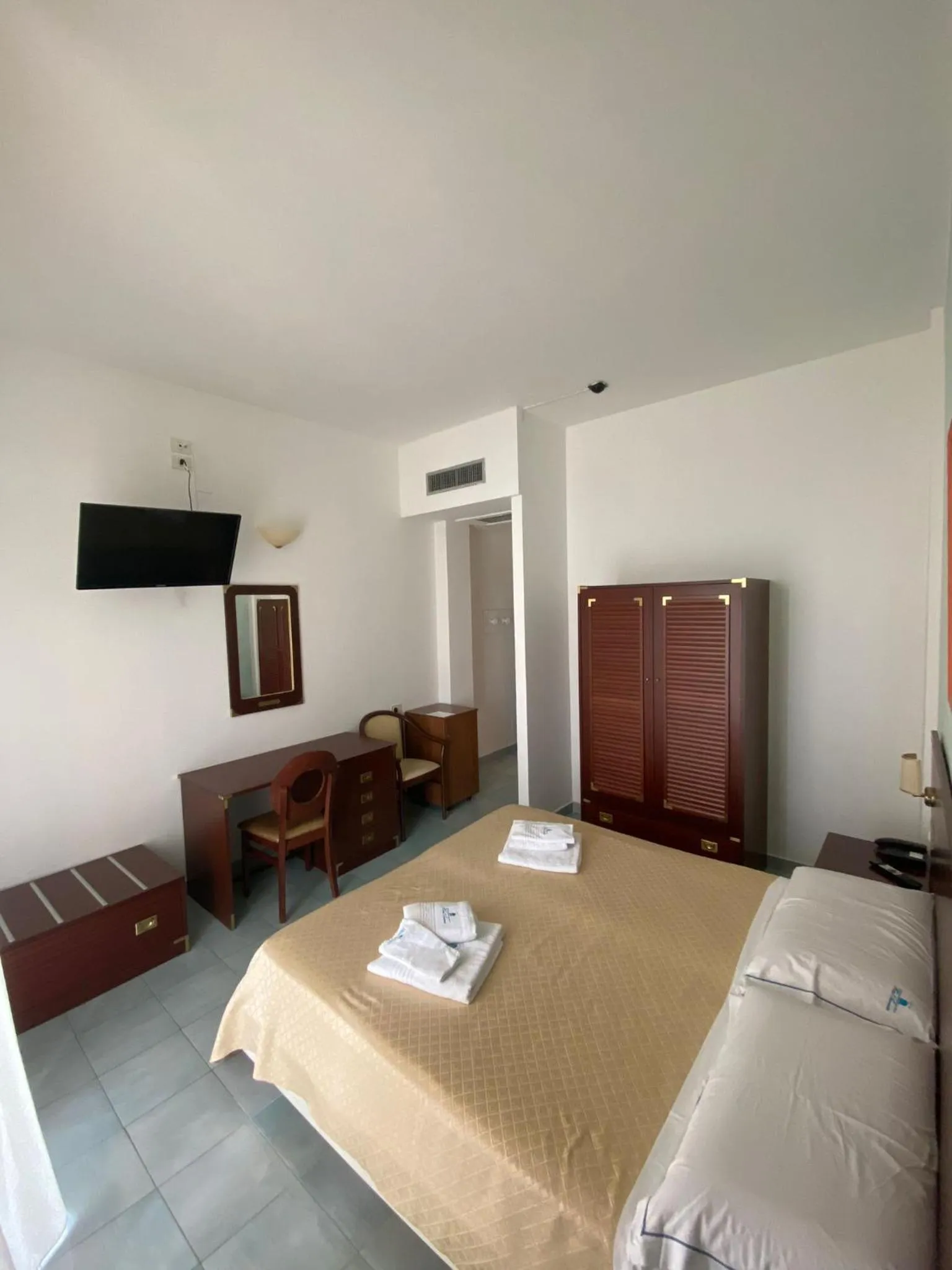 Photo of the whole room, Bed in Hotel America