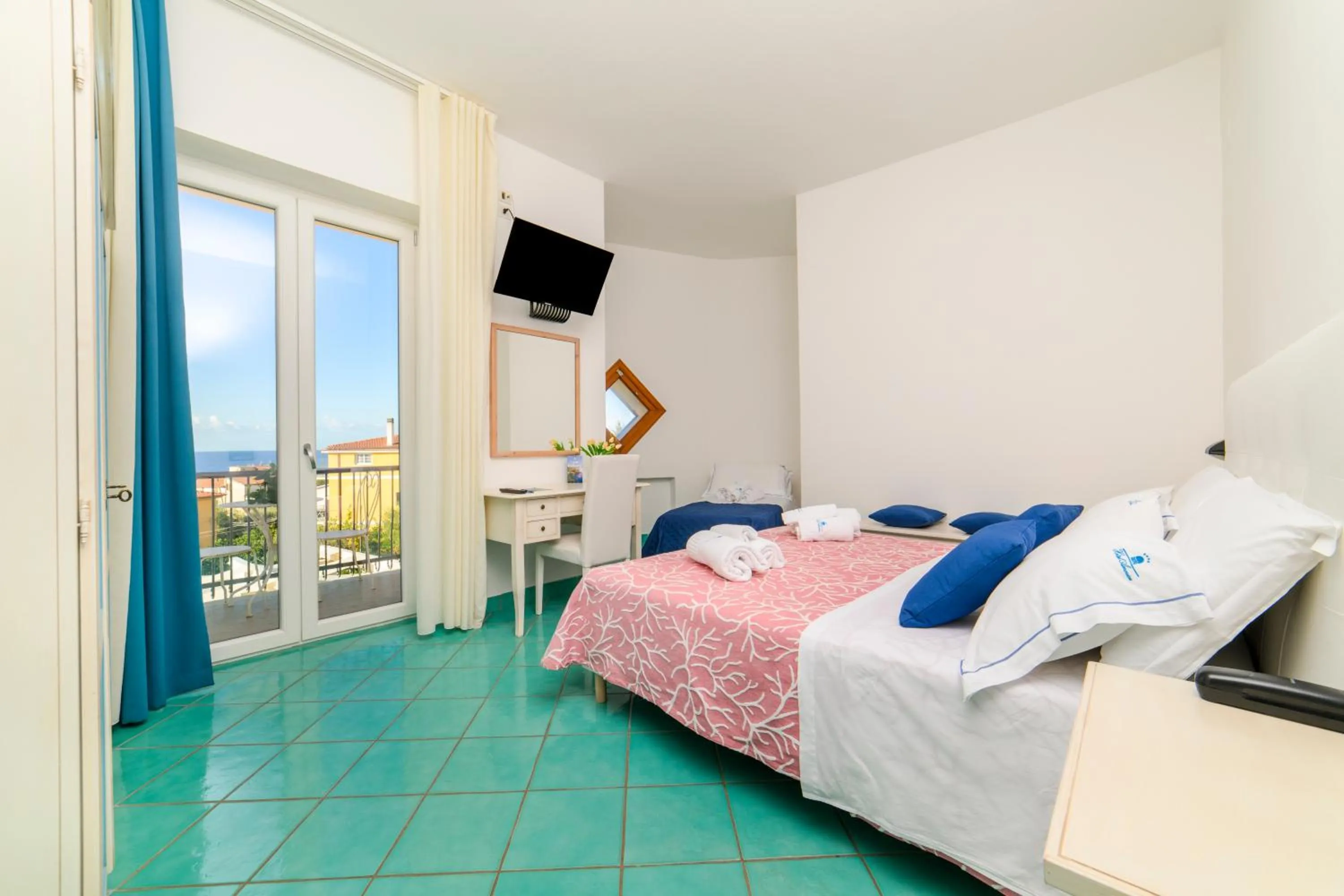 Photo of the whole room, Bed in Hotel America