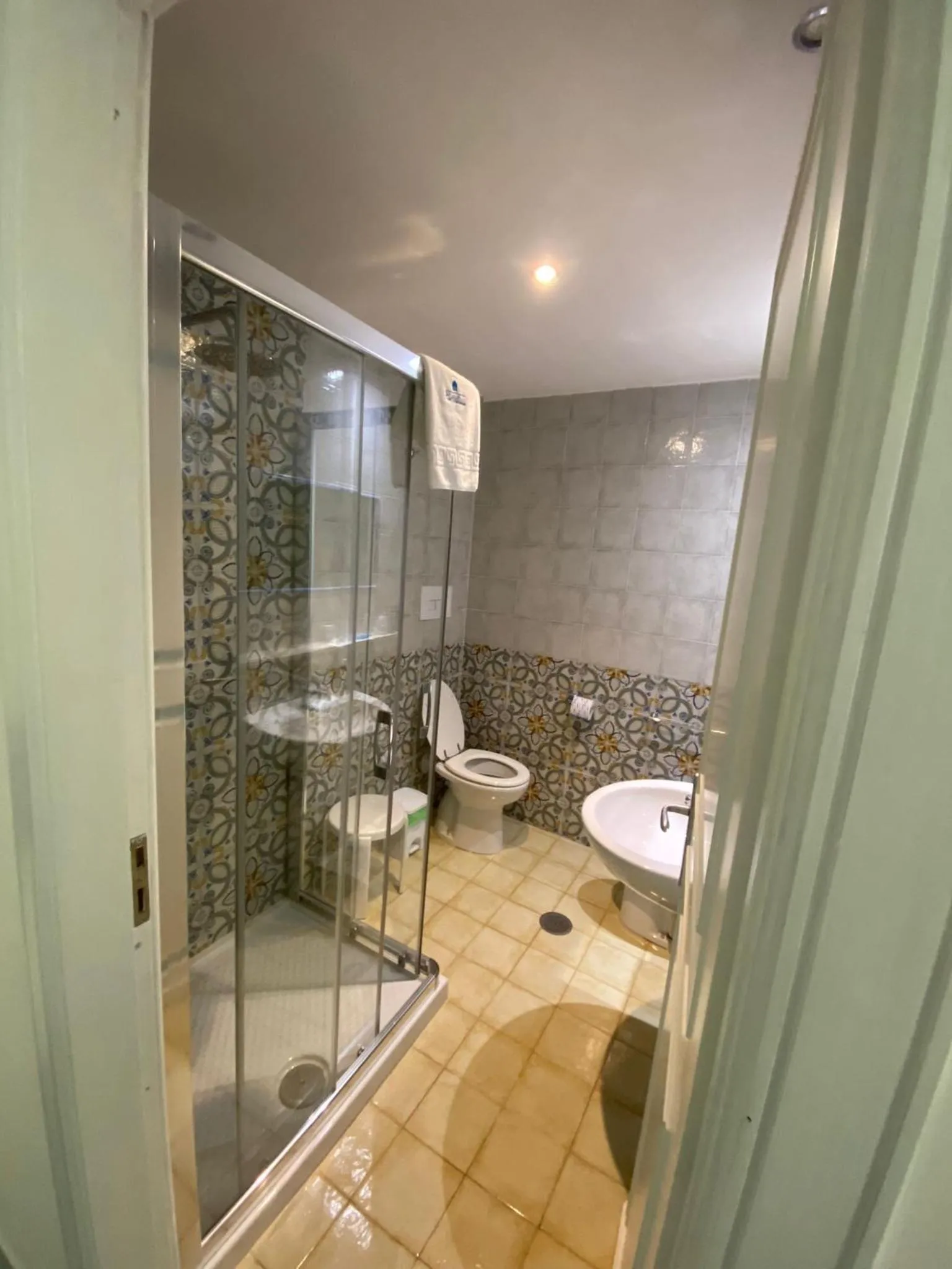 Shower in Hotel America