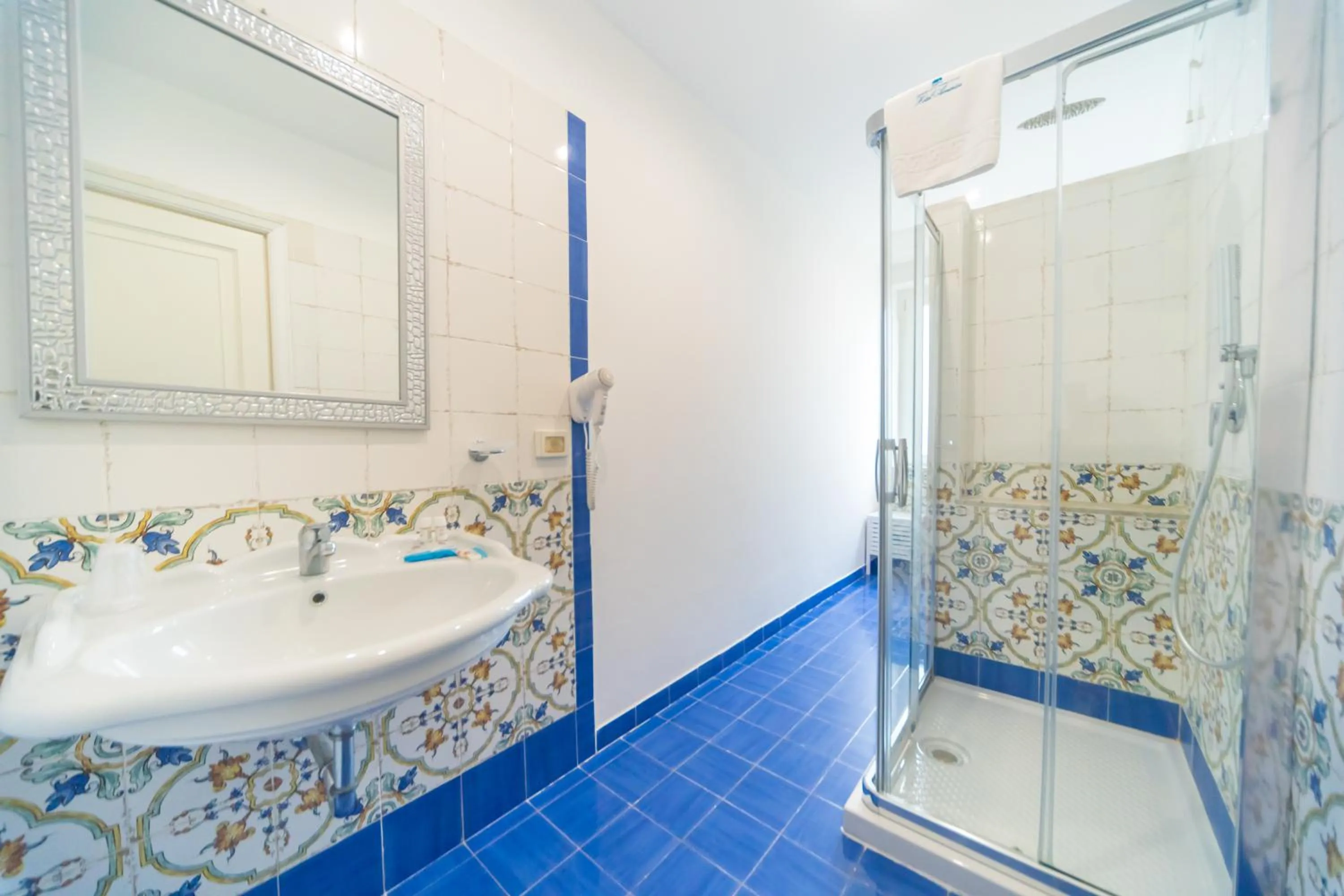 Shower in Hotel America