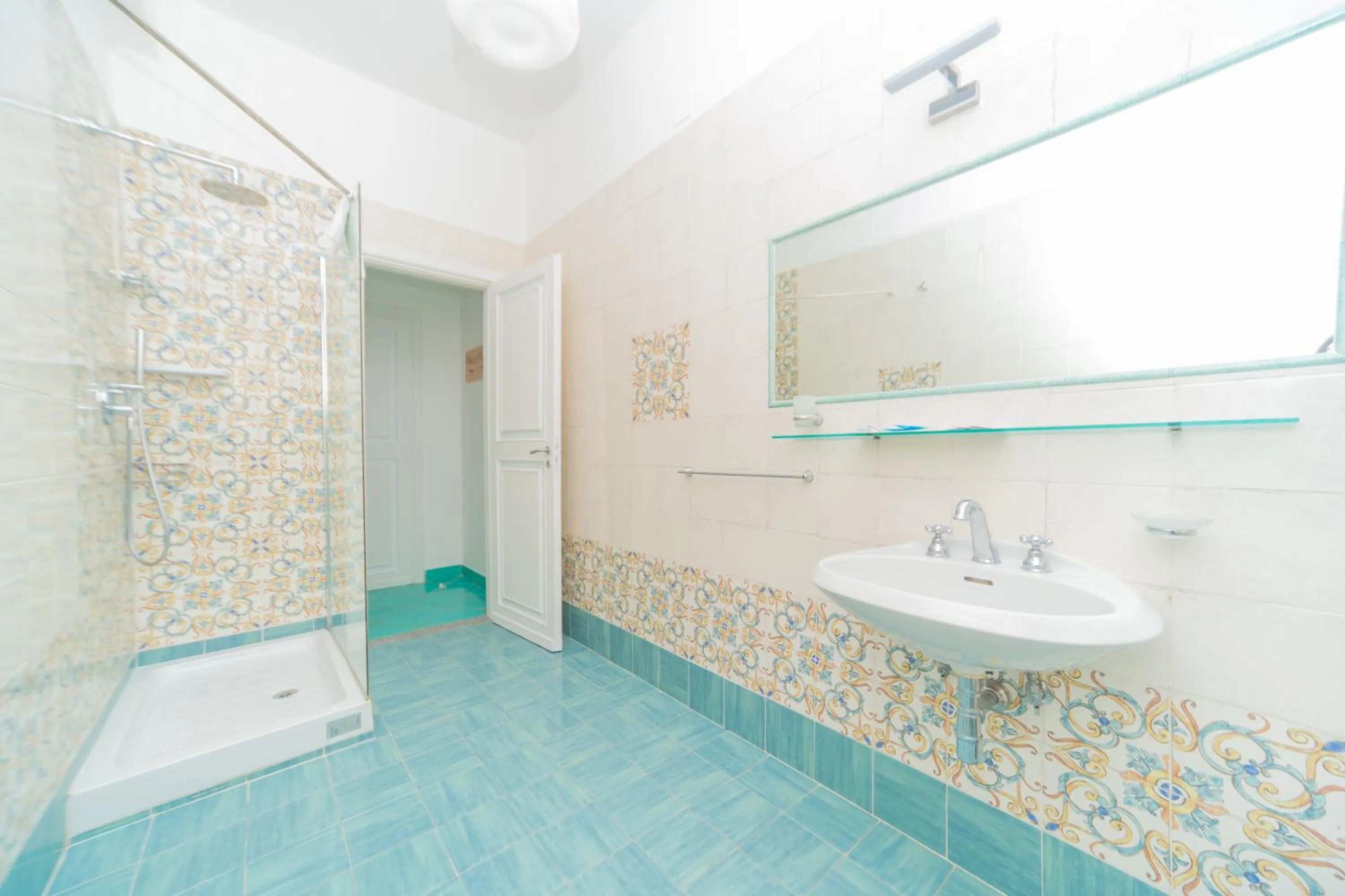 Shower in Hotel America