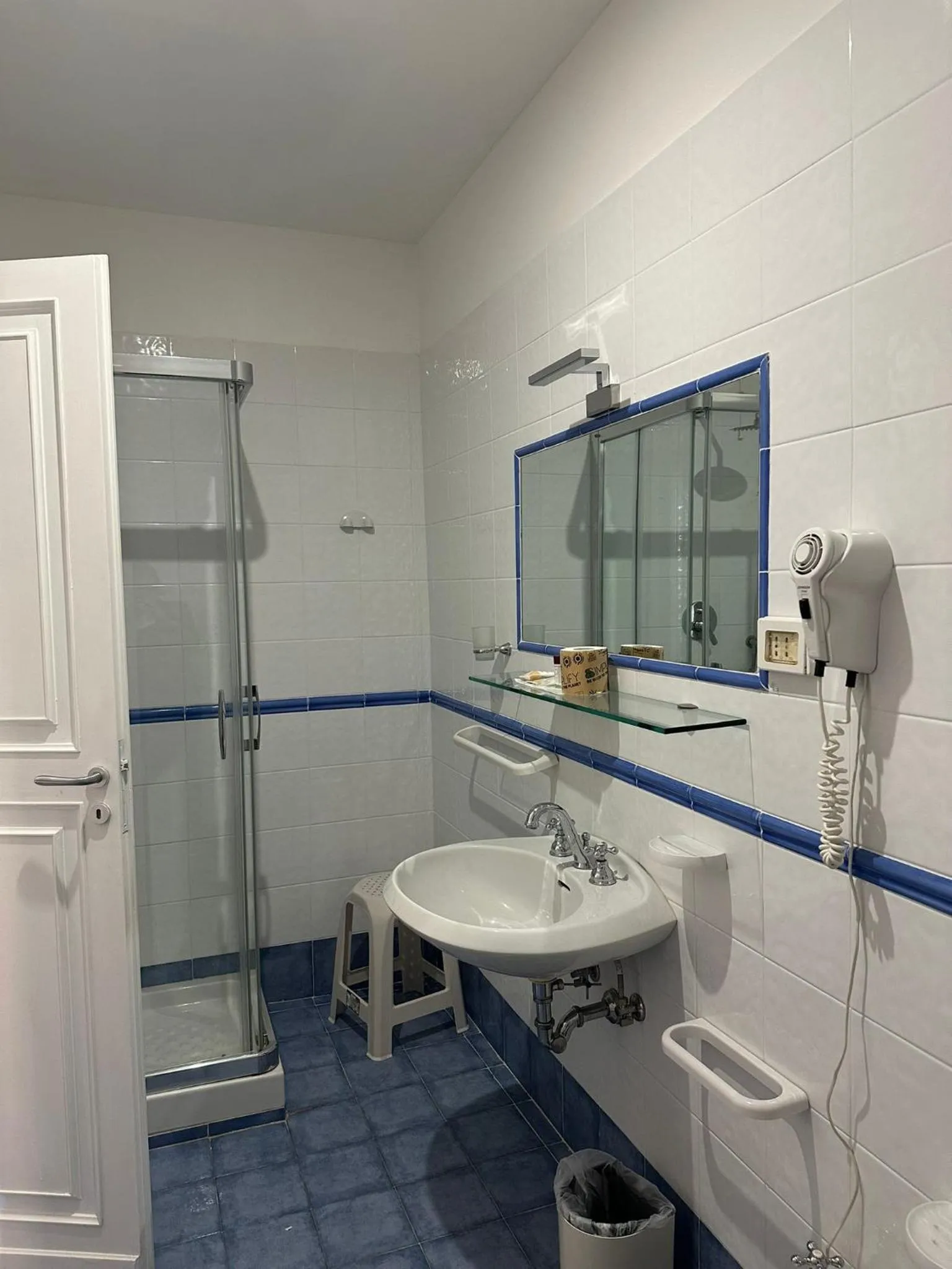 Bathroom in Hotel America