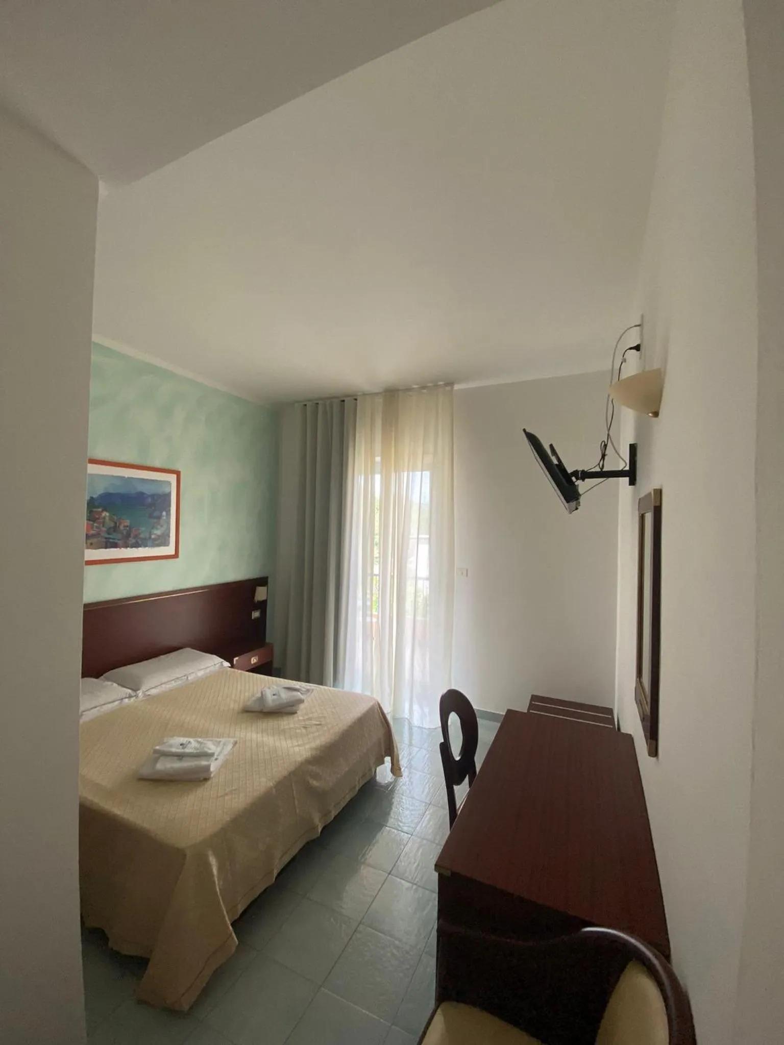 Photo of the whole room, Bed in Hotel America