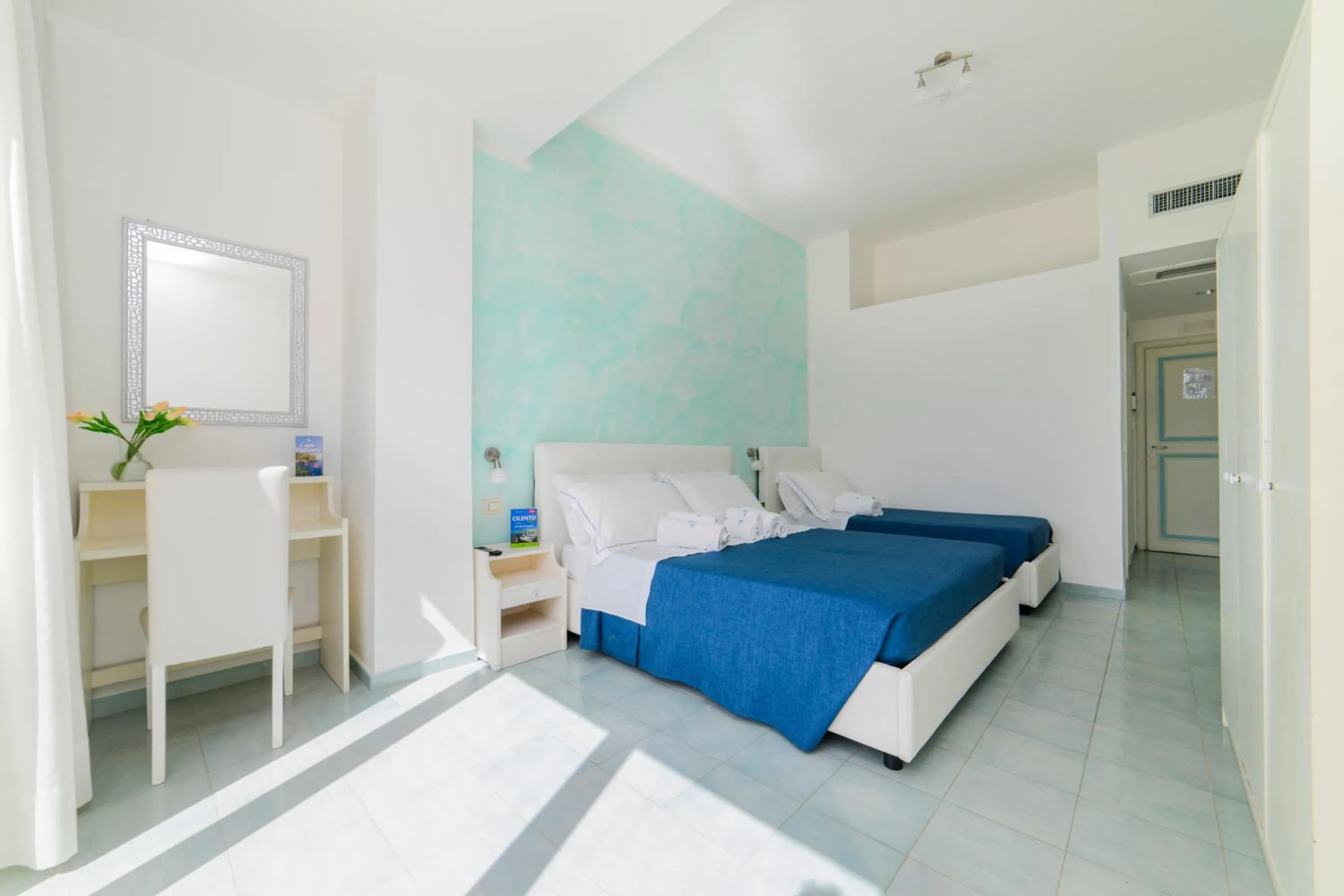 Photo of the whole room, Bed in Hotel America