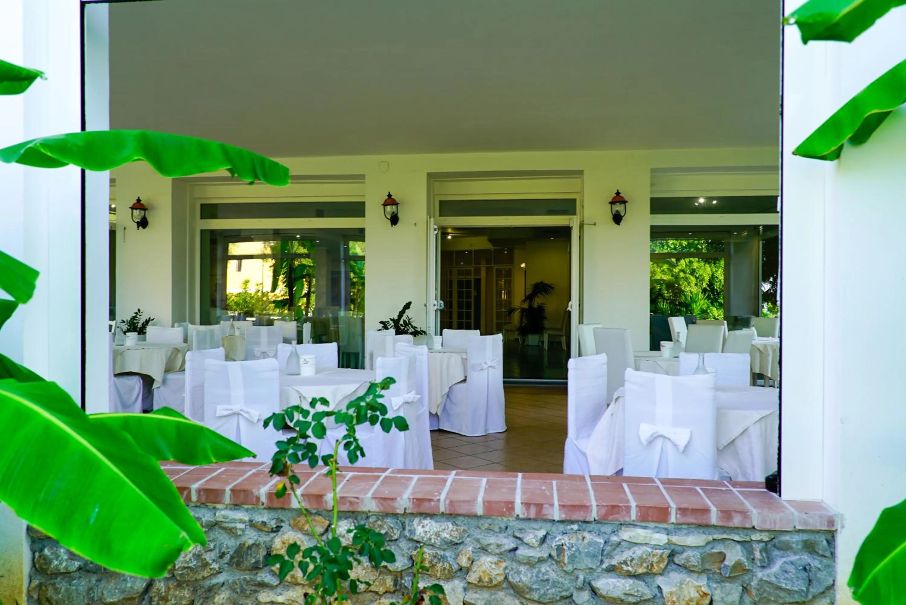 Restaurant/places to eat in Hotel America