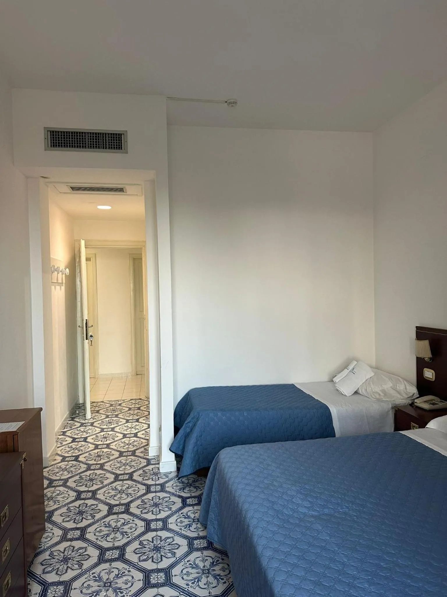 Photo of the whole room, Bed in Hotel America