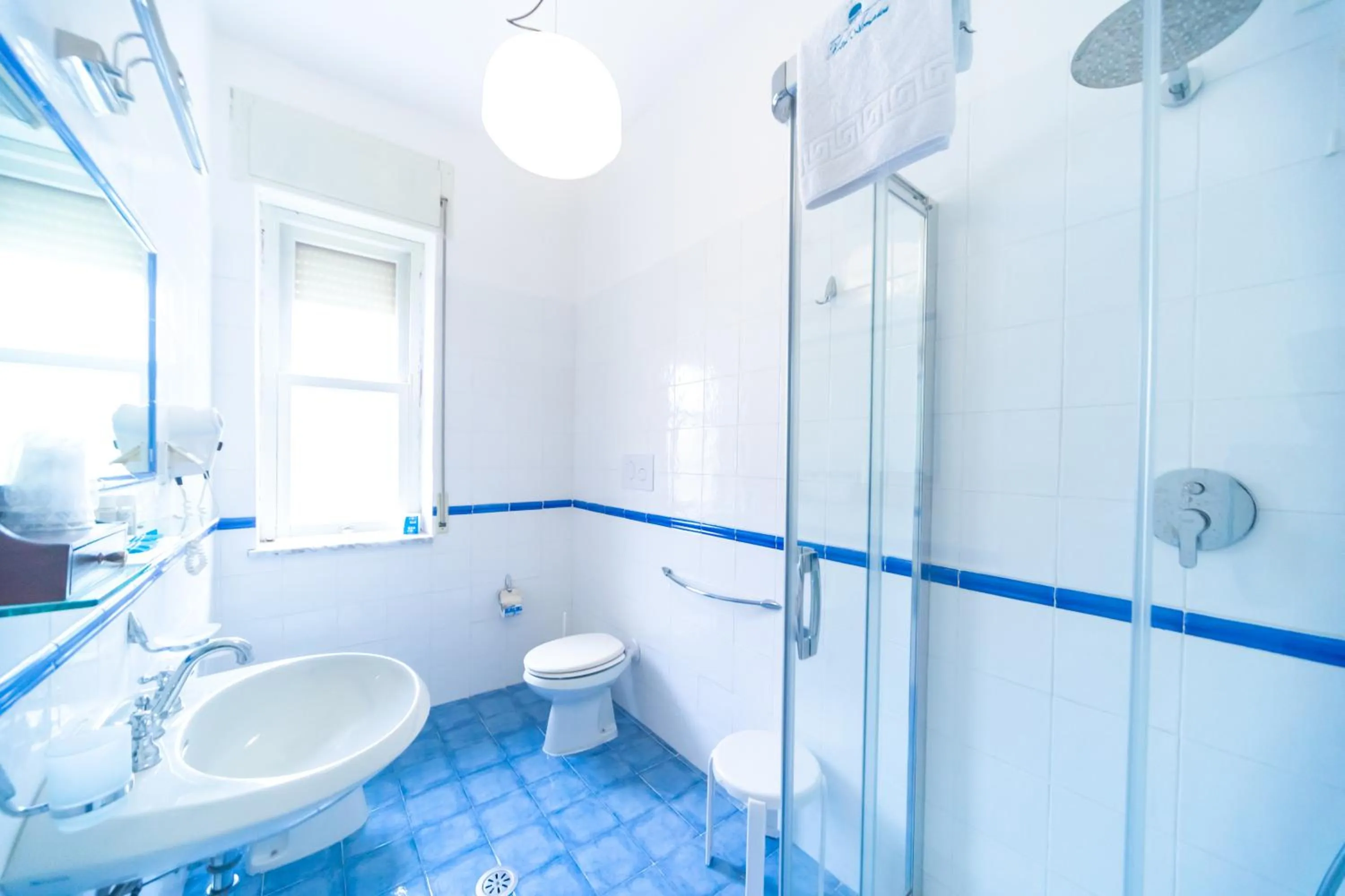 Shower in Hotel America