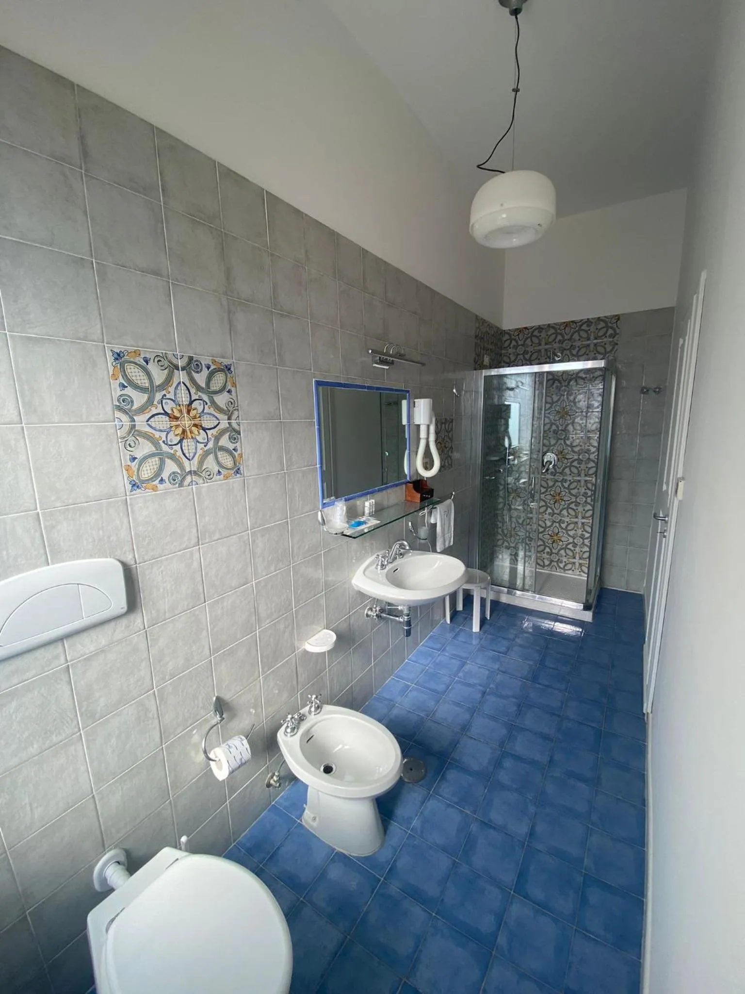 Shower in Hotel America