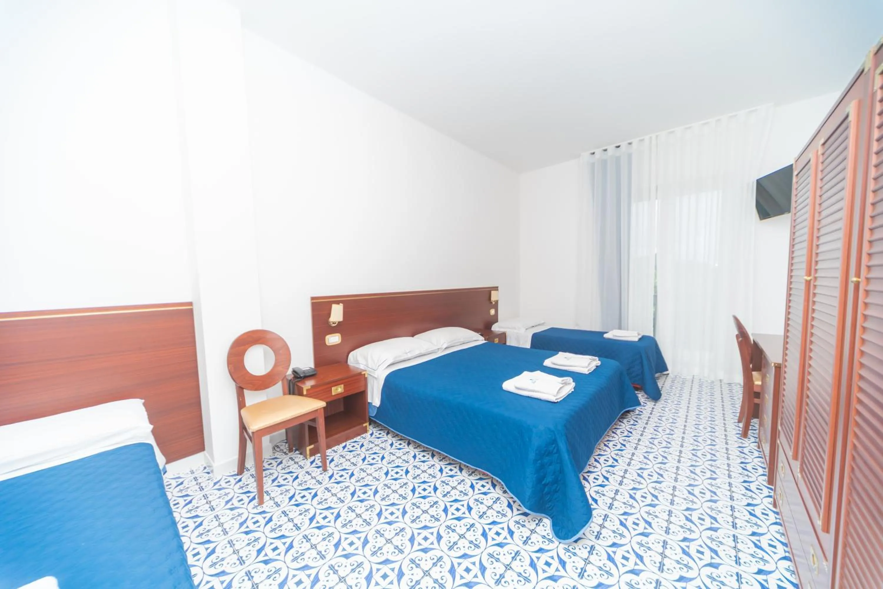 Photo of the whole room, Bed in Hotel America