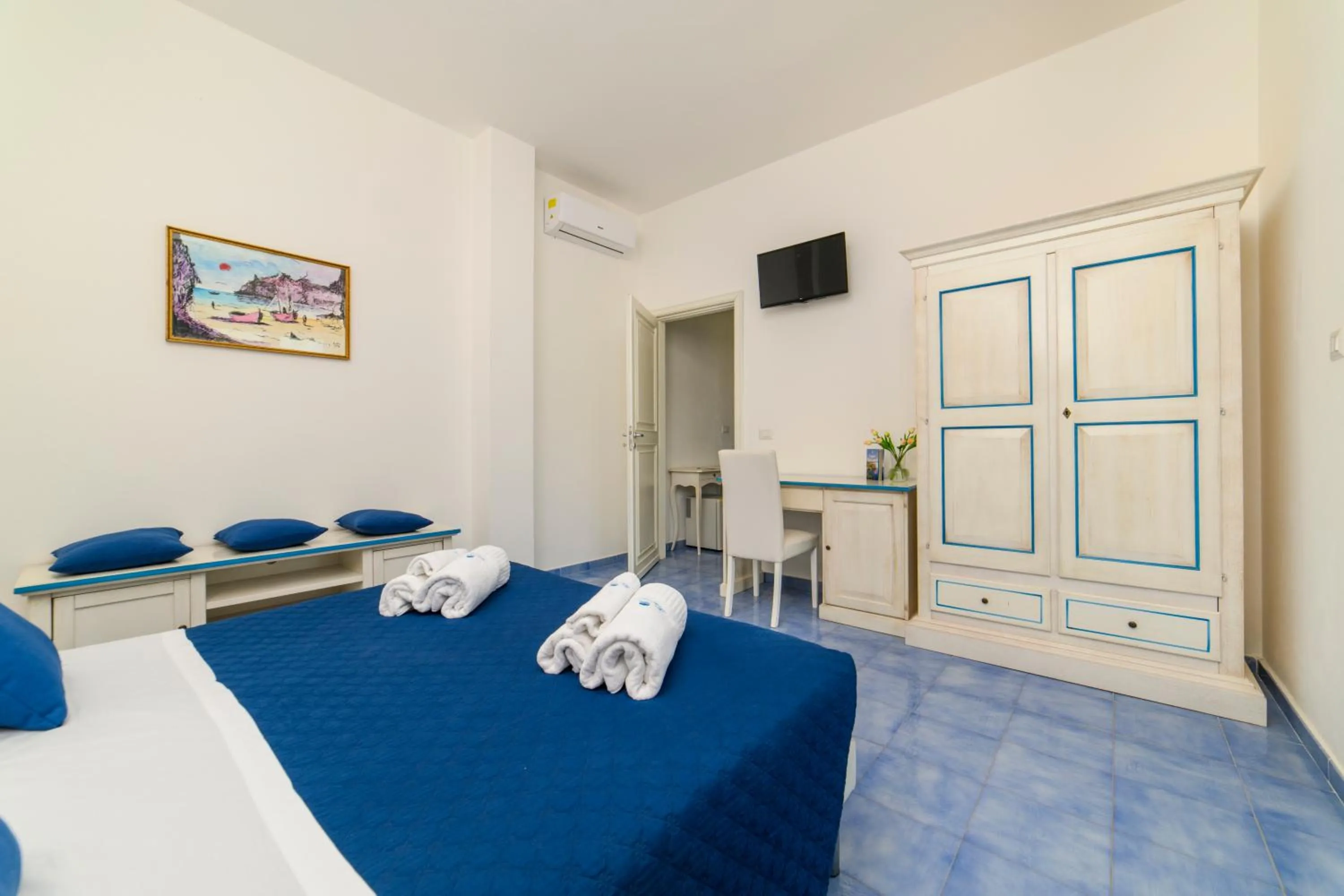 Photo of the whole room, Bed in Hotel America