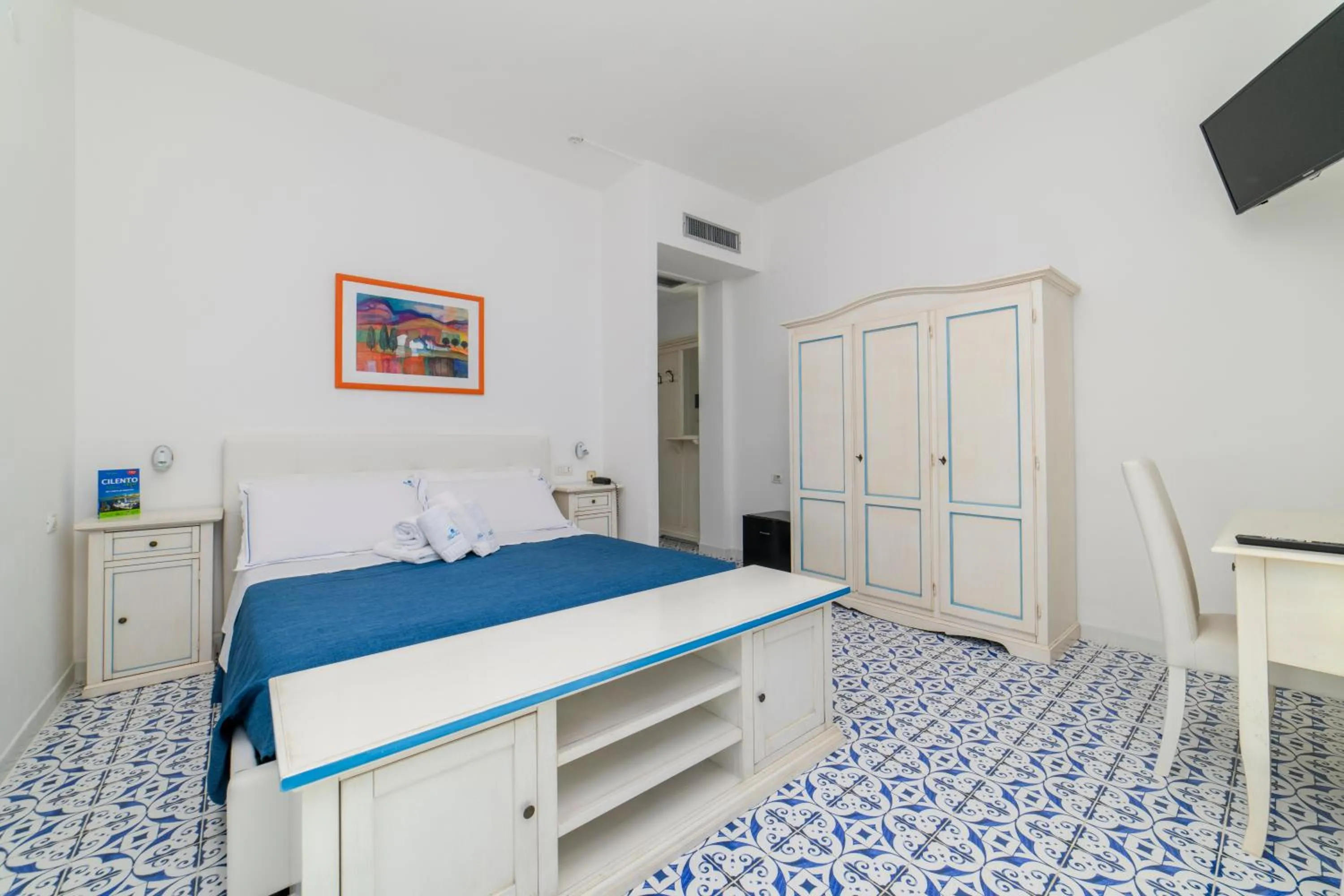 Photo of the whole room, Bed in Hotel America