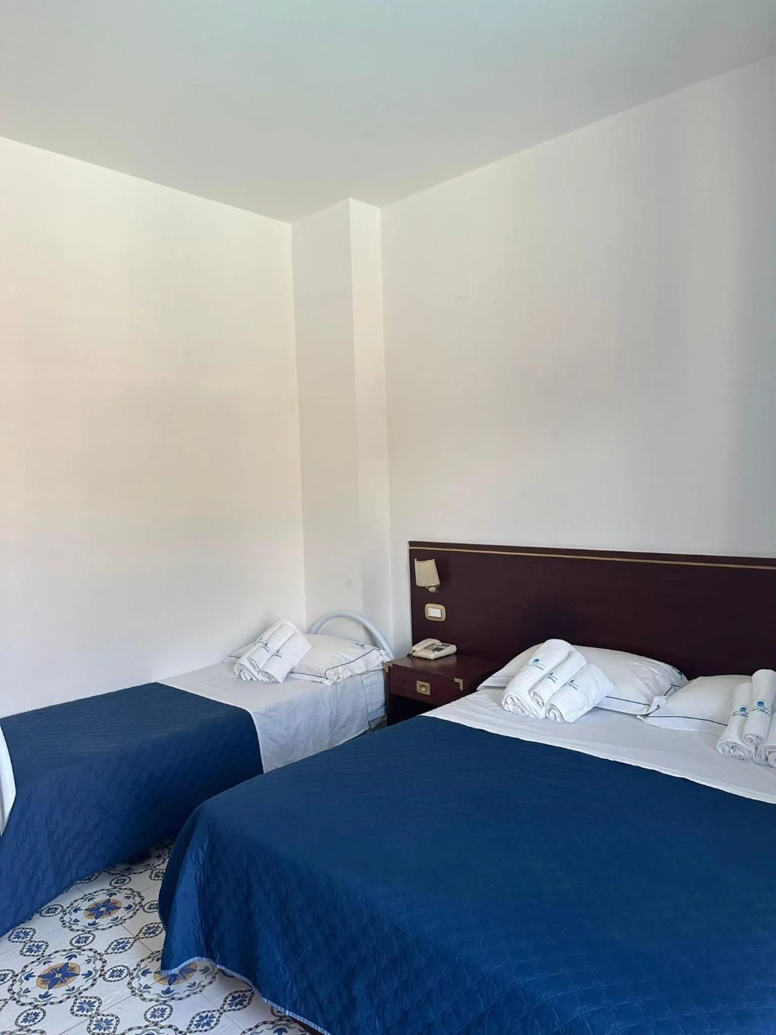 Photo of the whole room, Bed in Hotel America