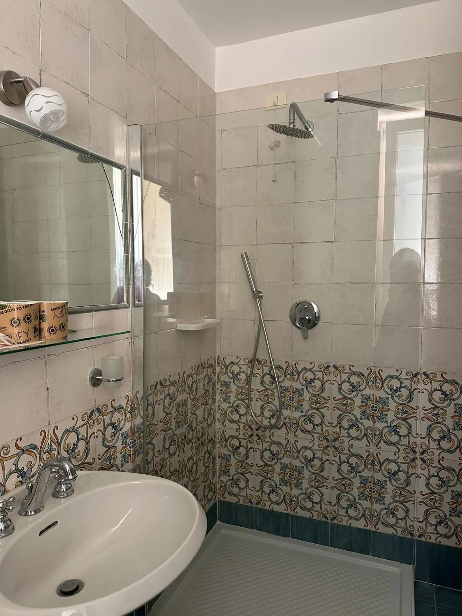 Shower in Hotel America