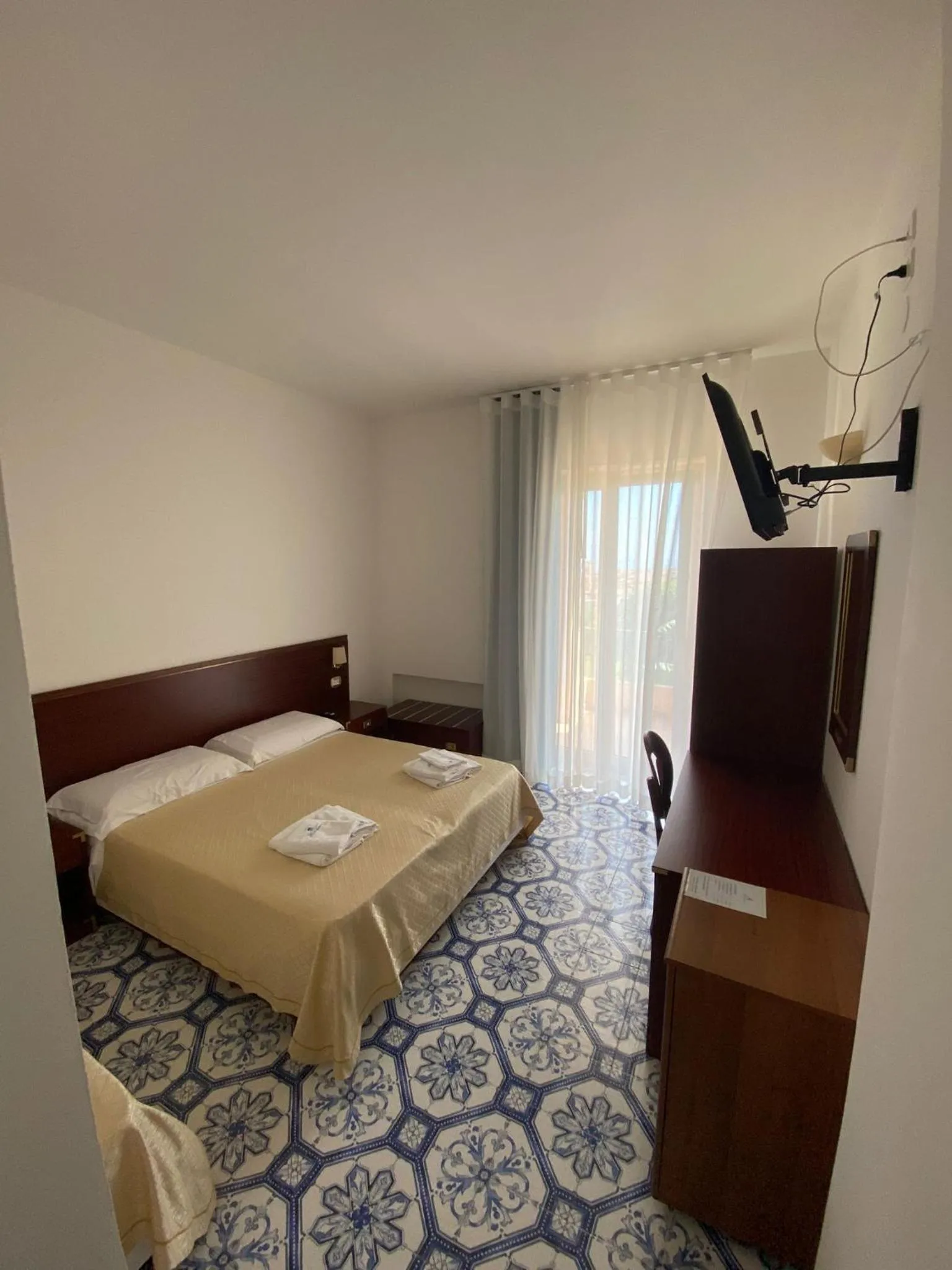 Photo of the whole room, Bed in Hotel America