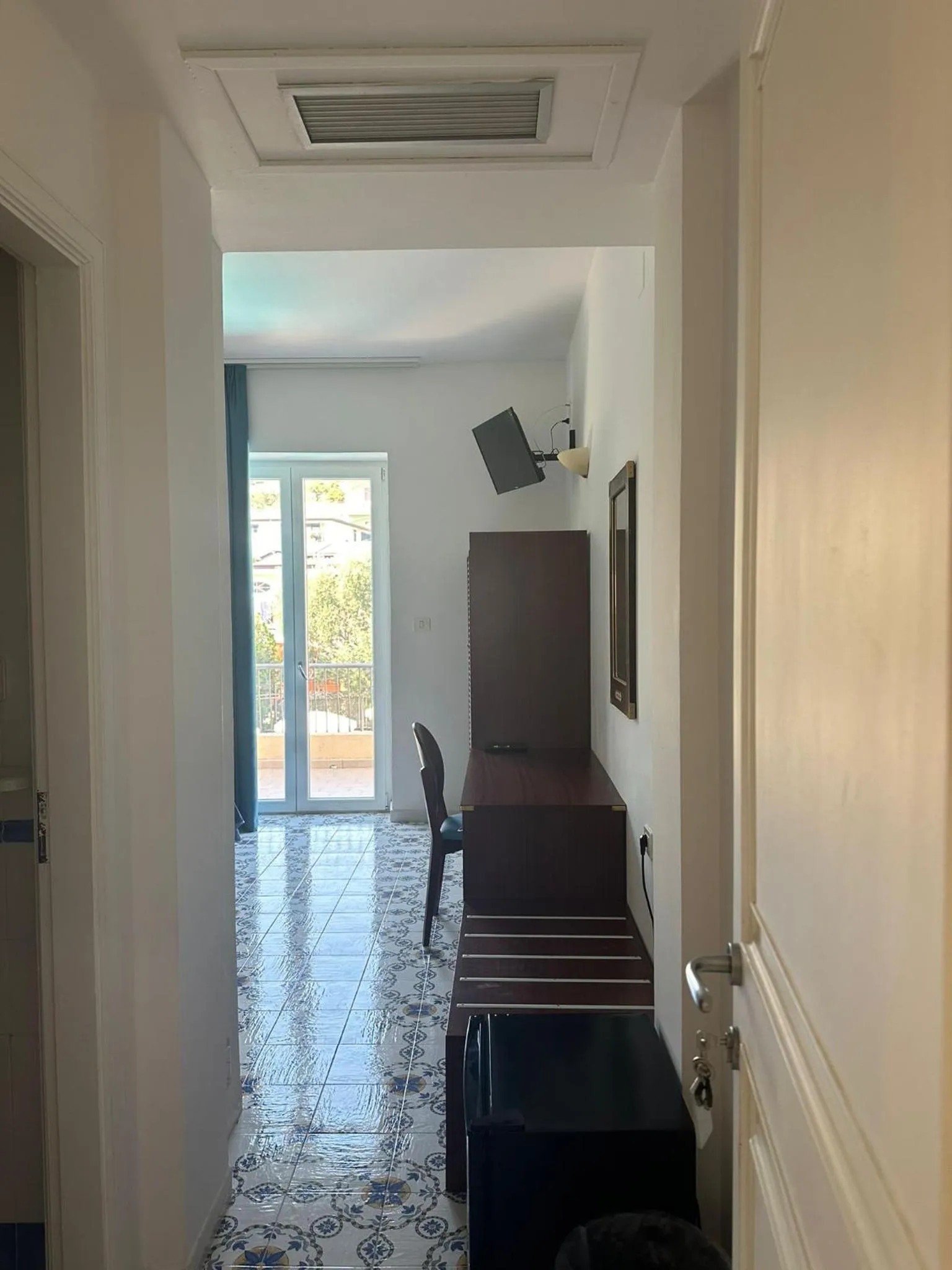 Photo of the whole room in Hotel America