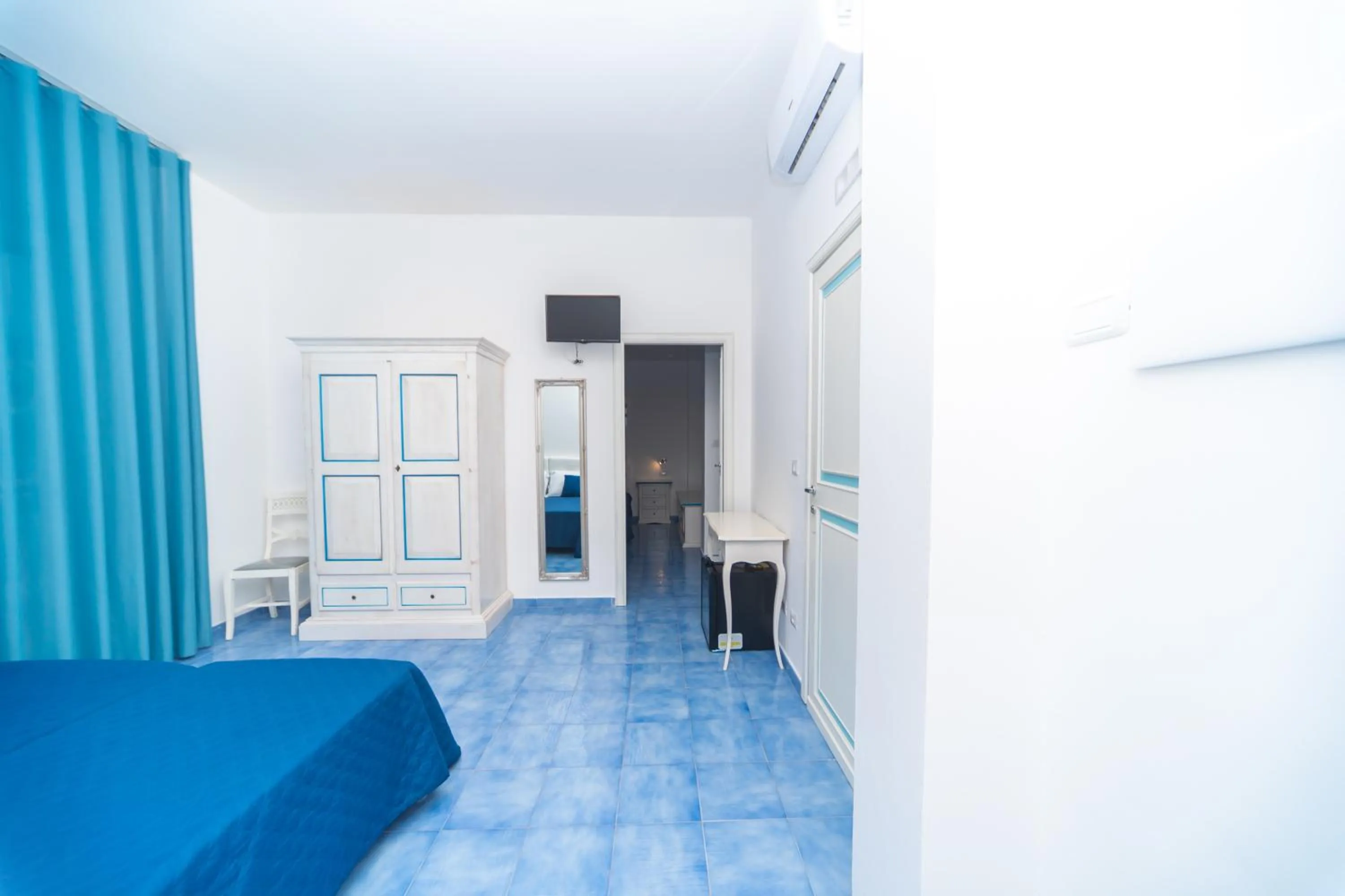 TV and multimedia, Bed in Hotel America