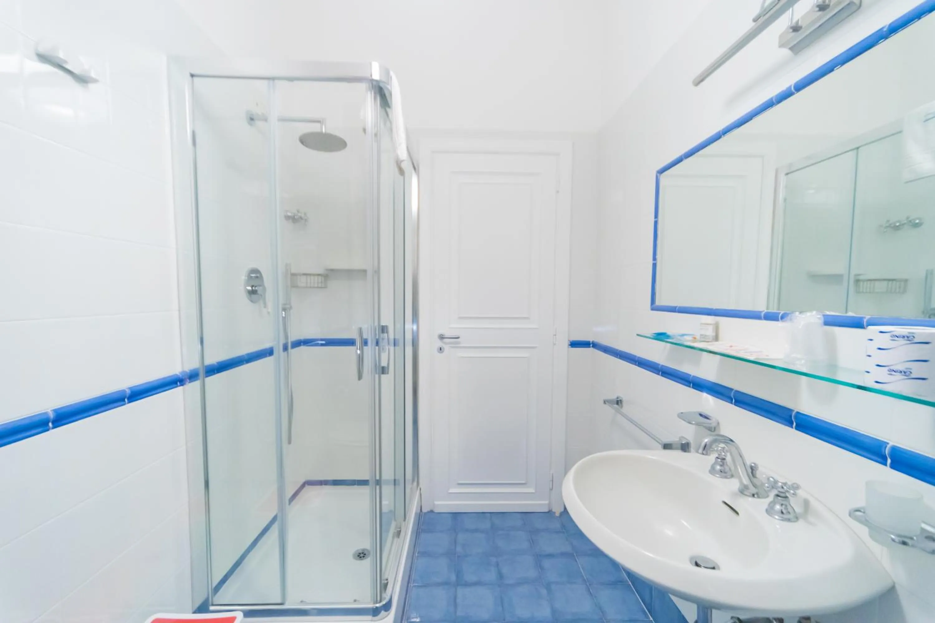 Shower in Hotel America