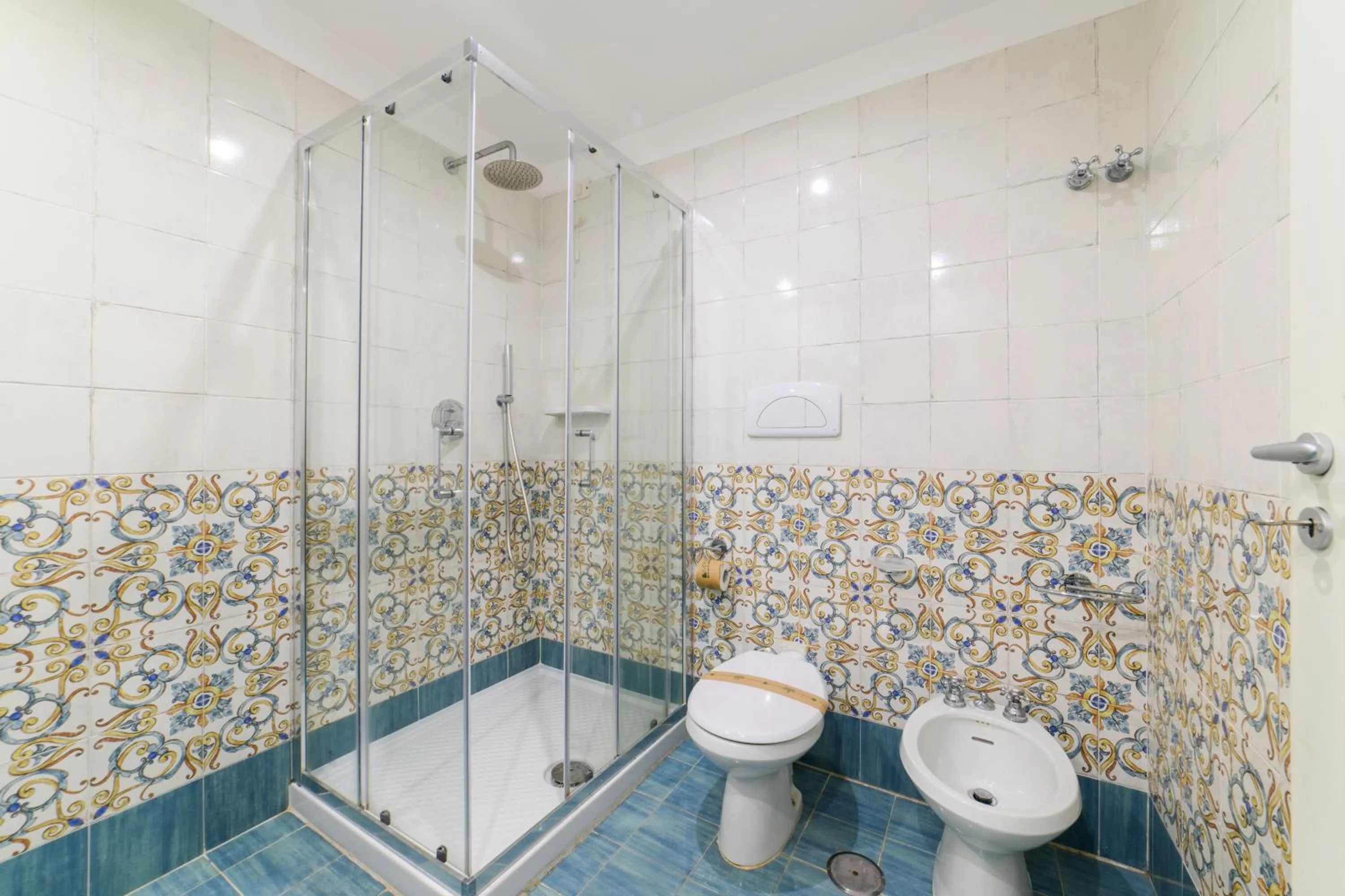 Shower in Hotel America