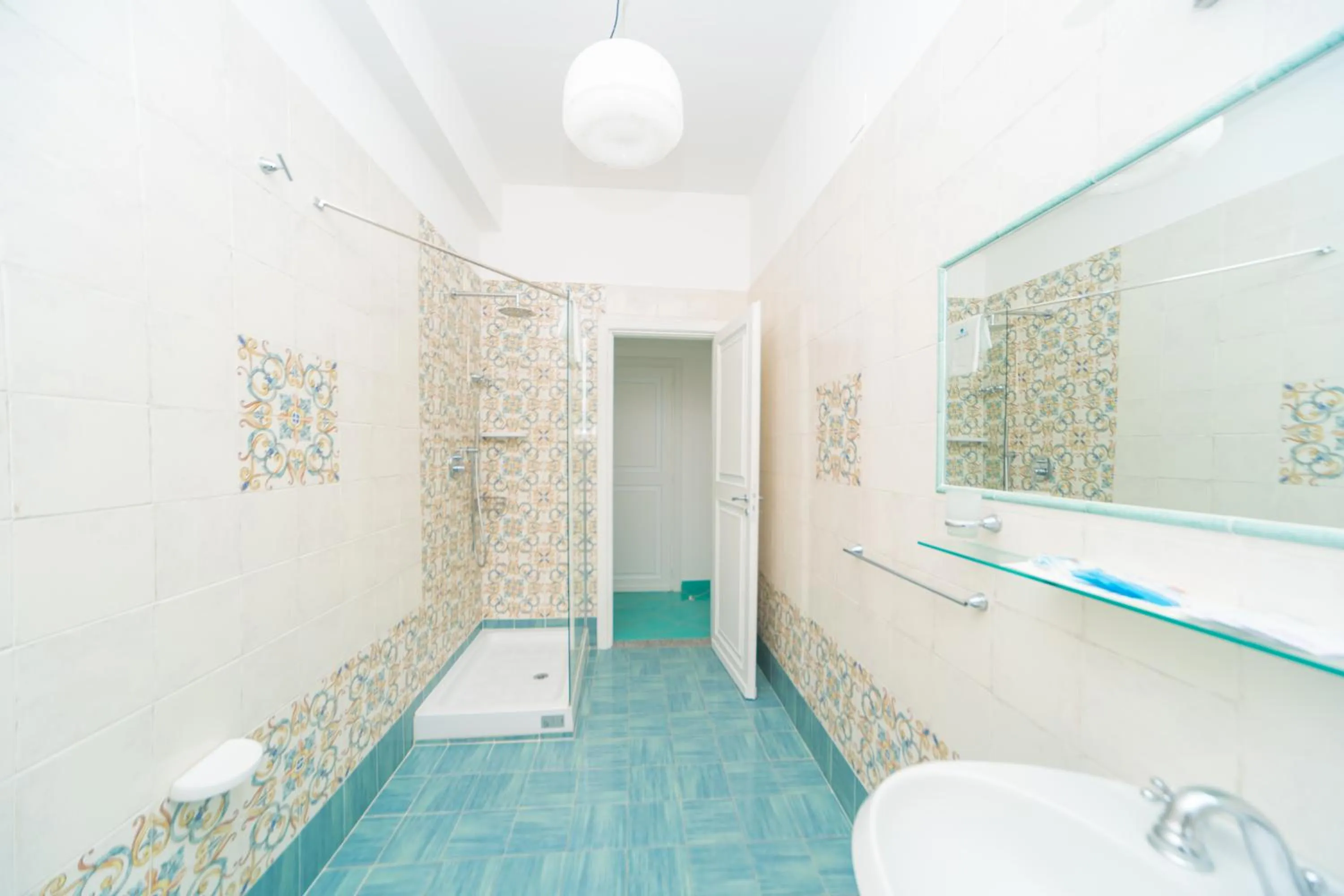 Shower in Hotel America