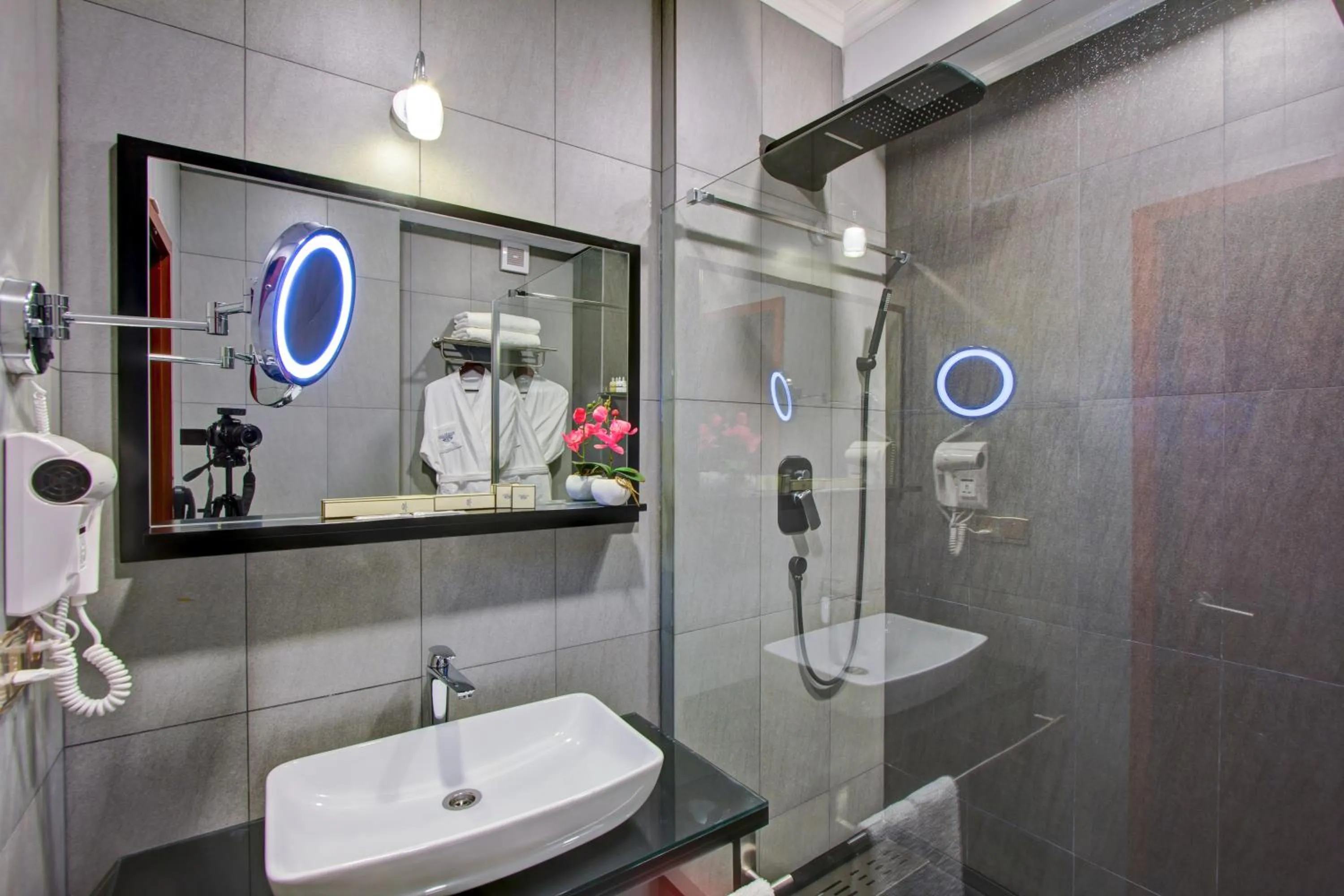 Shower in Hotel Lulu