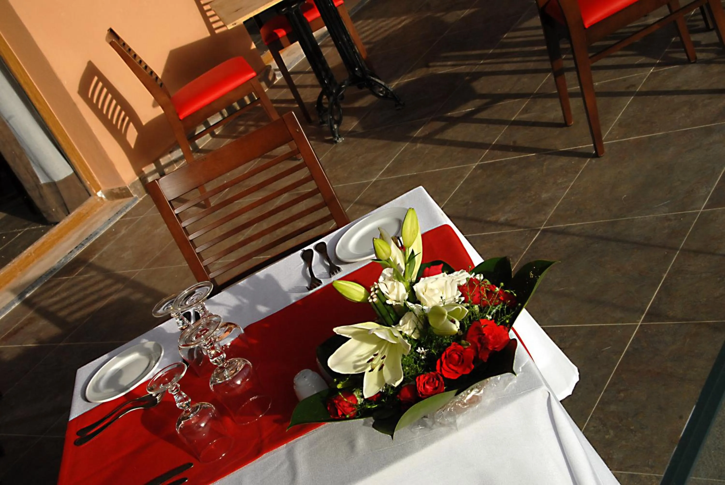 Restaurant/places to eat in Oasis Palm Hotel