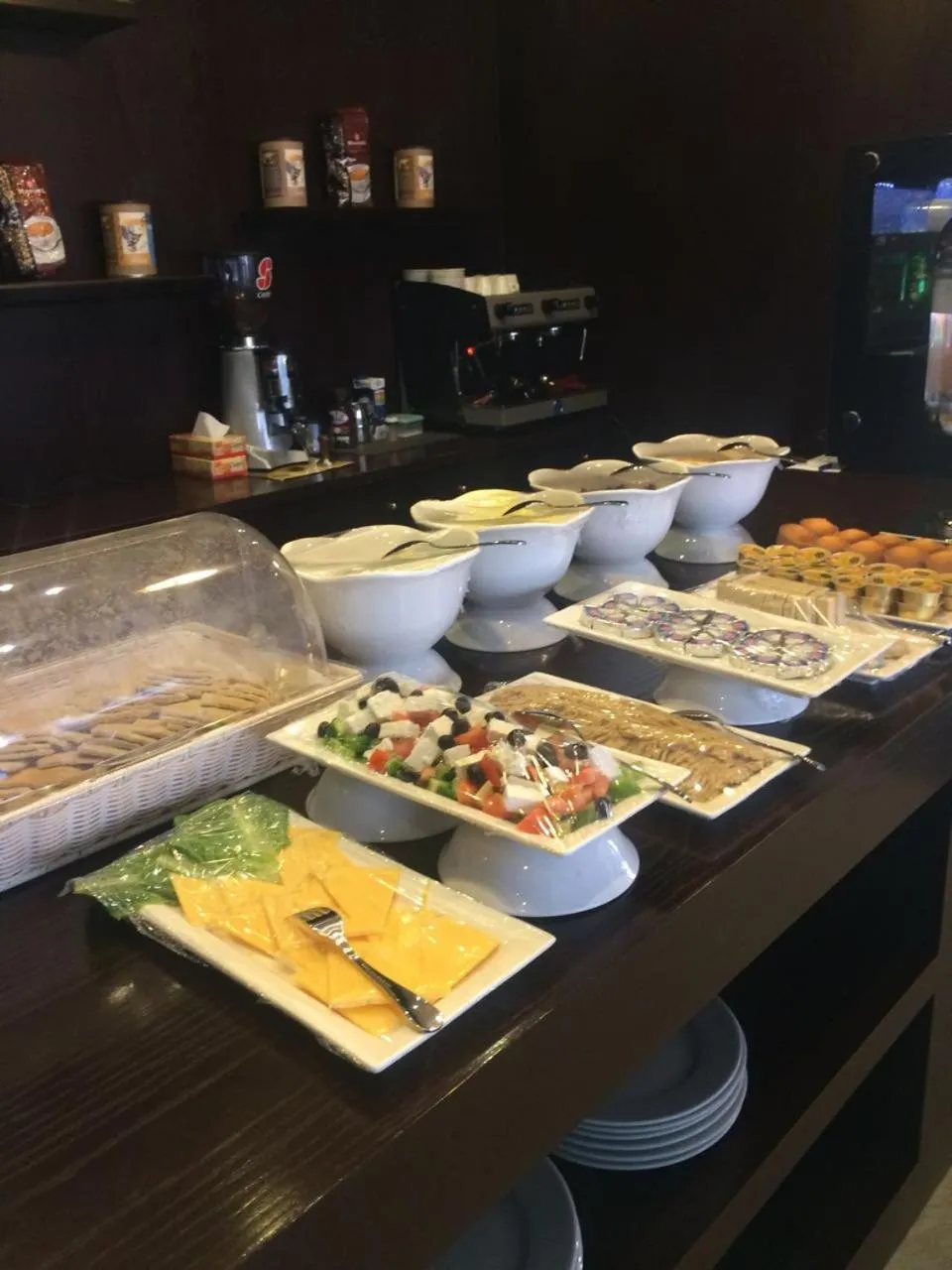 Buffet breakfast in Al Muhaidb Residence Al Dowally