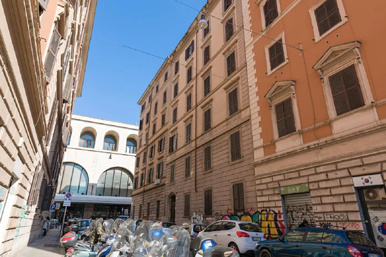 Property building in Roma Enrico Guesthouse