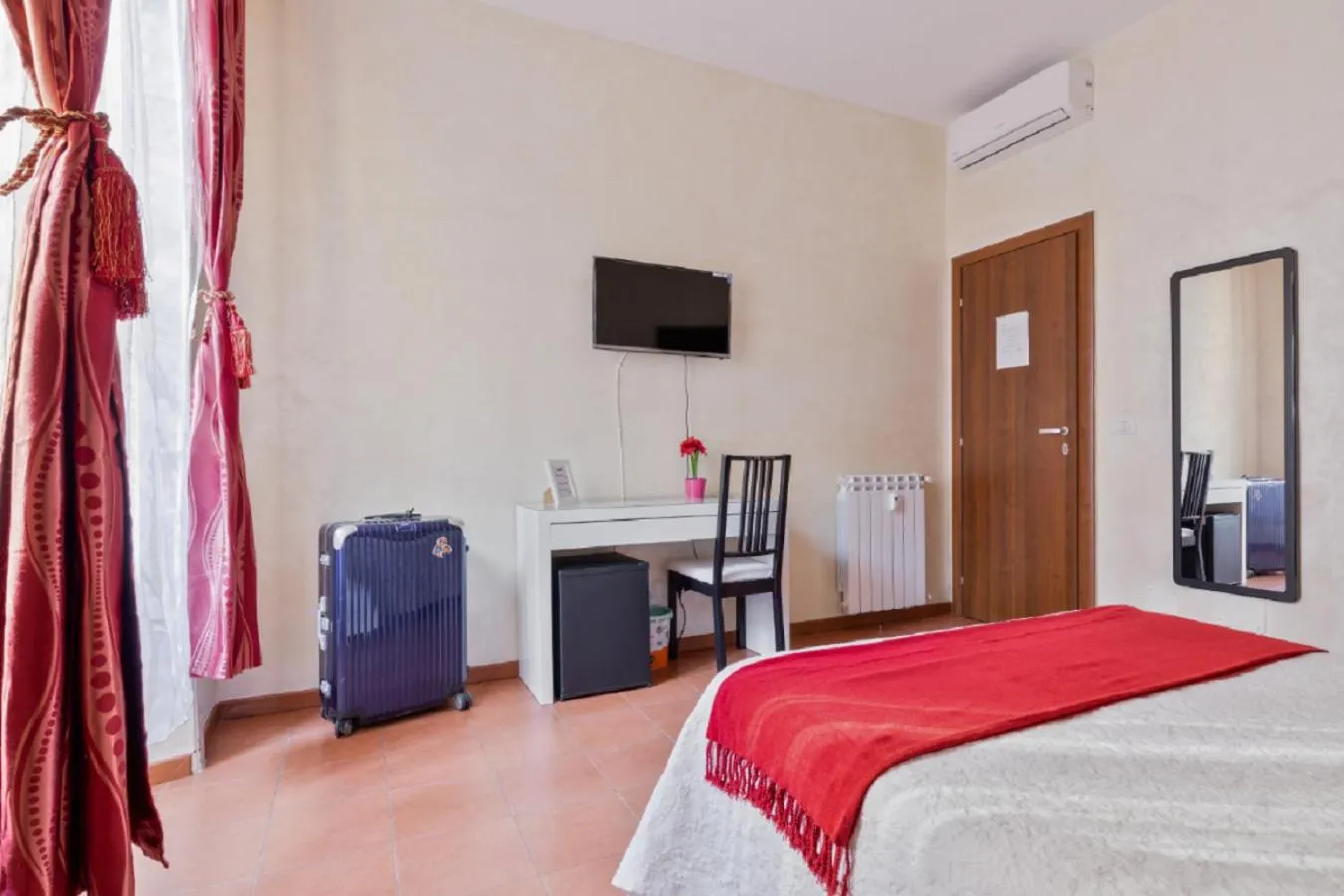 Photo of the whole room, Bed in Roma Enrico Guesthouse