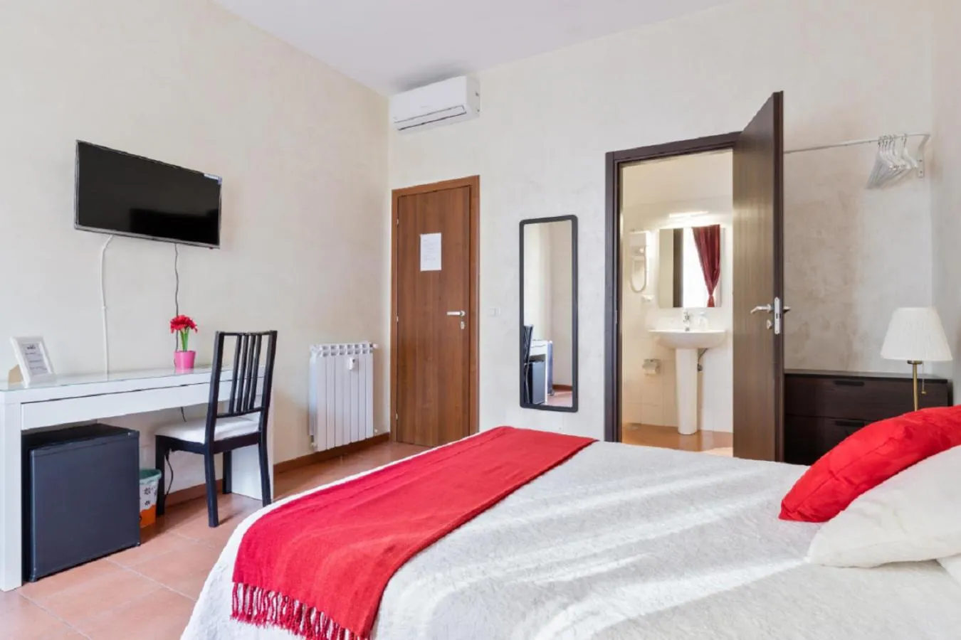 Photo of the whole room, Bed in Roma Enrico Guesthouse