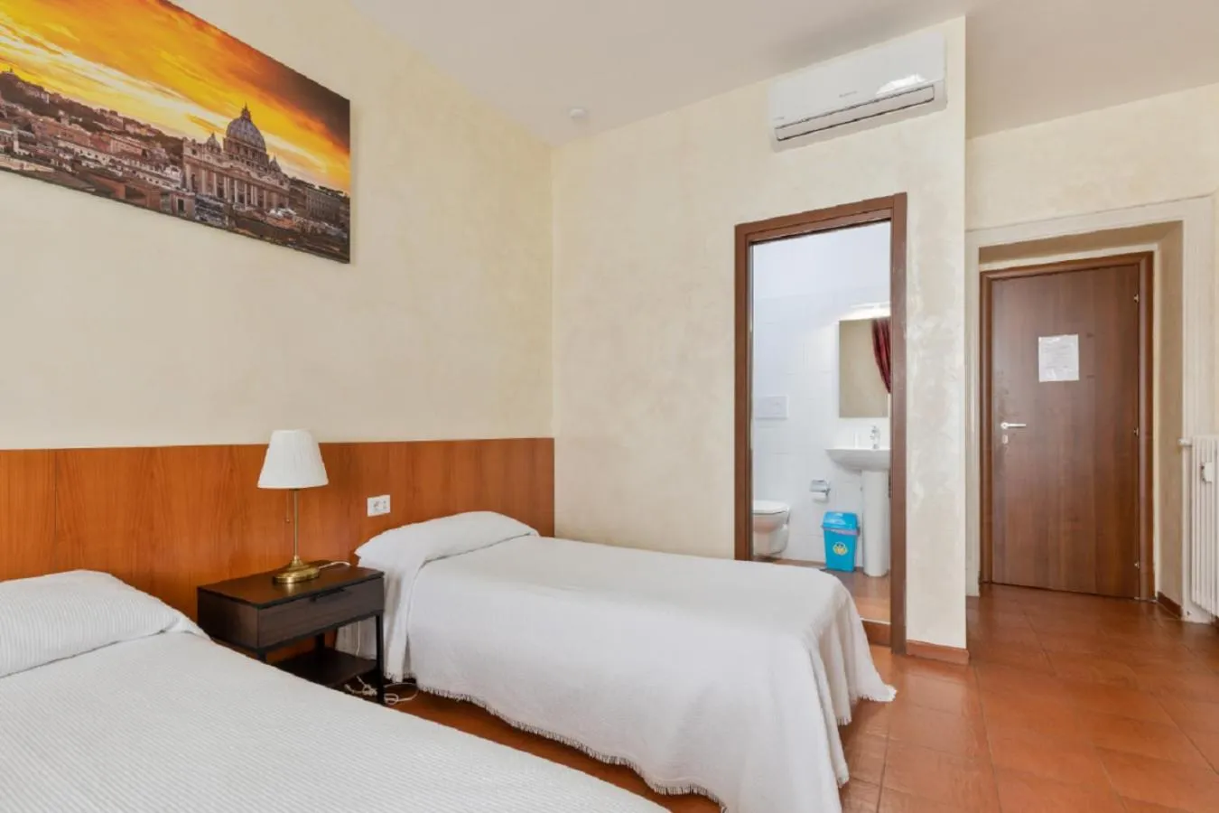 Photo of the whole room, Bed in Roma Enrico Guesthouse