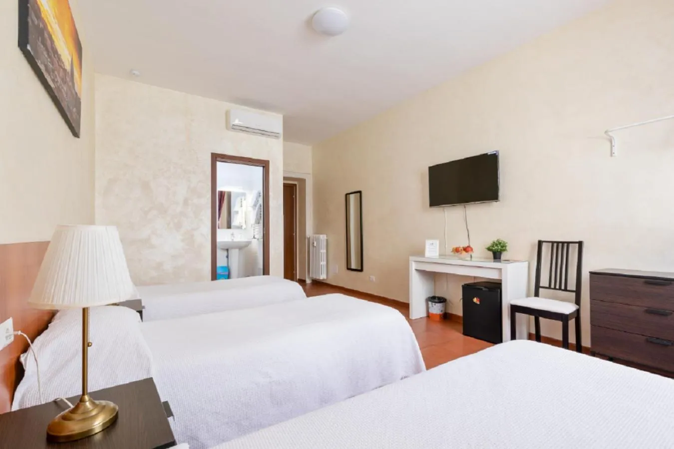 Photo of the whole room, Bed in Roma Enrico Guesthouse