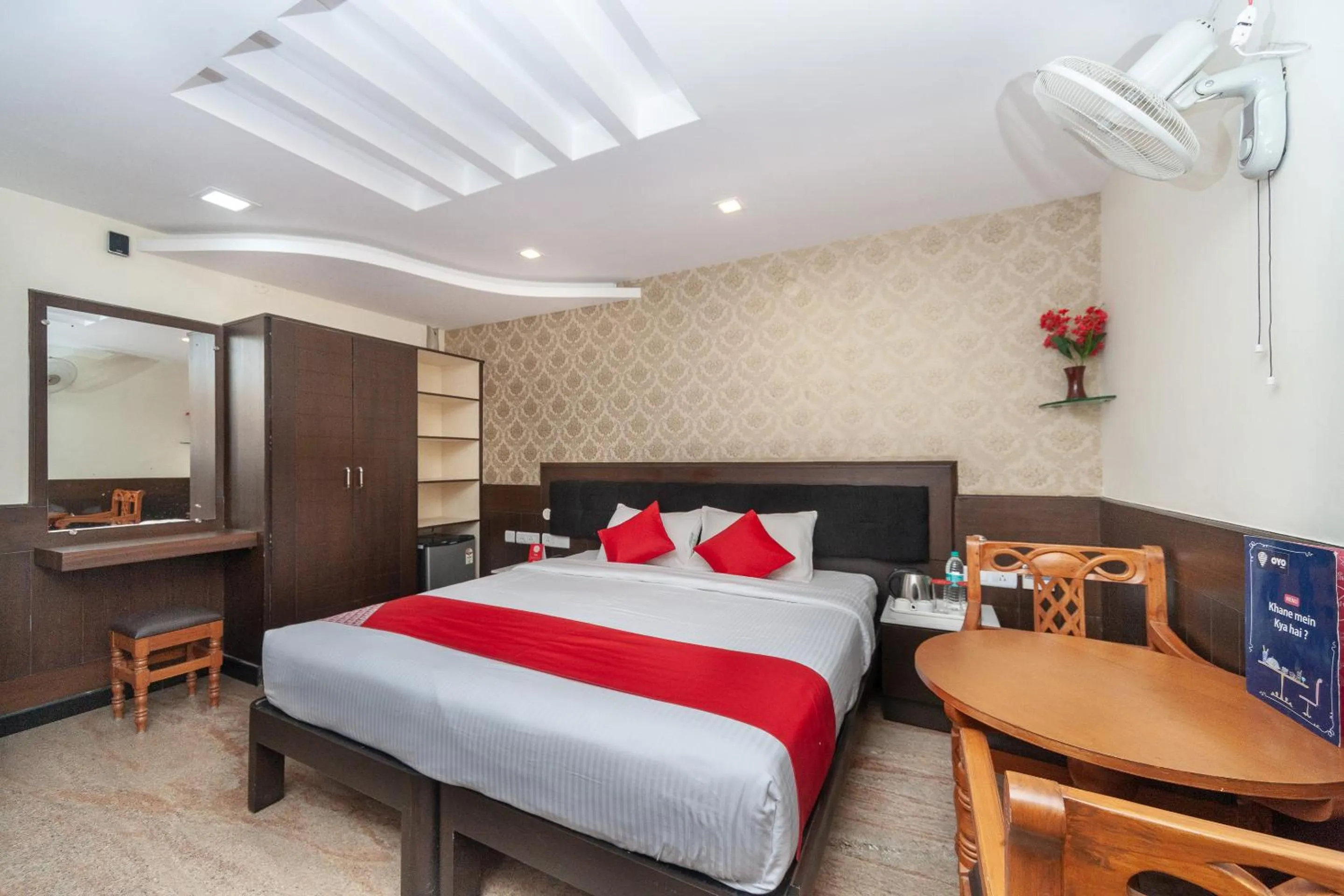 Bedroom, Bed in Hotel Sumi Palace