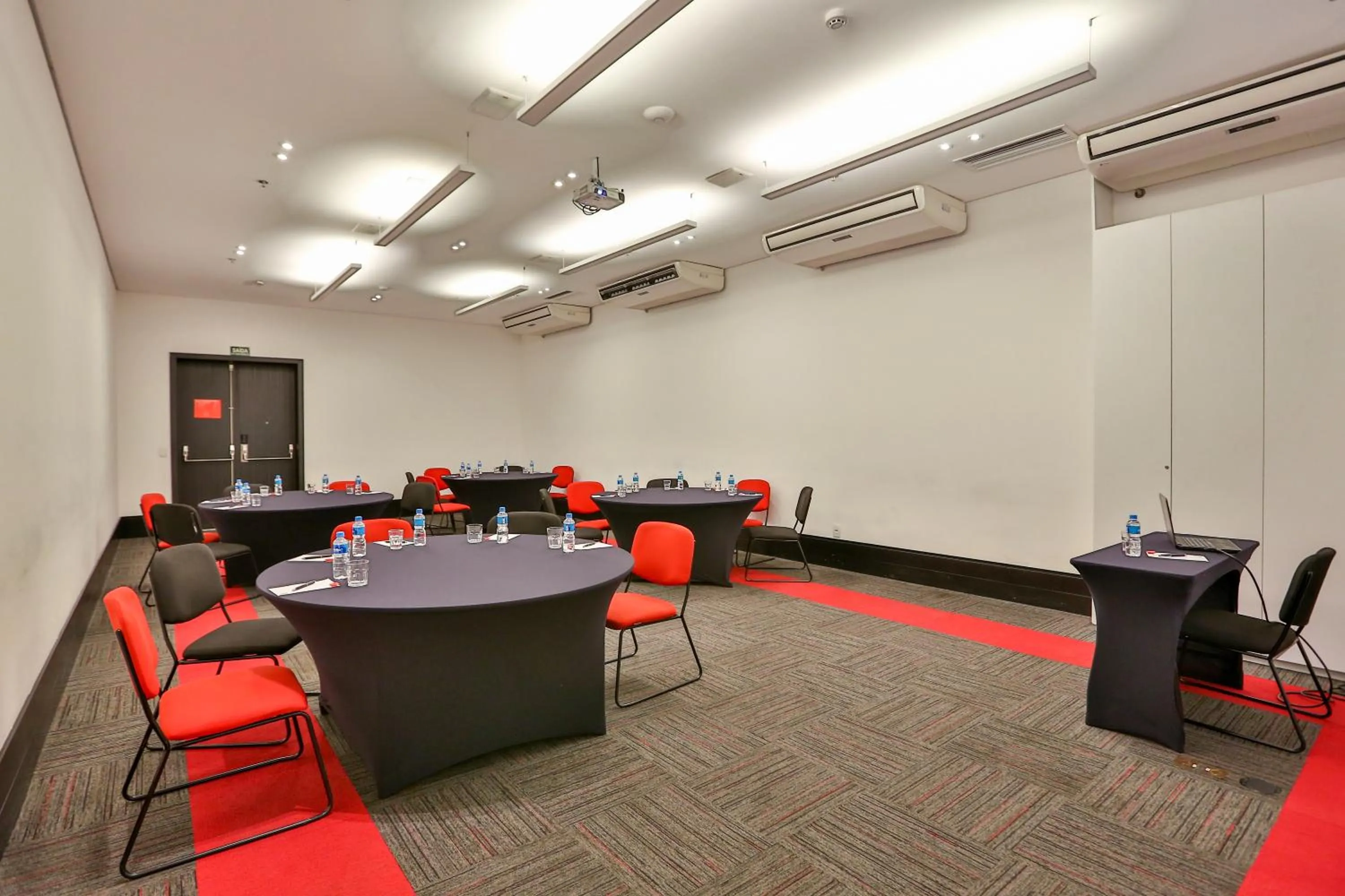 Meeting/conference room in Radisson RED Campinas