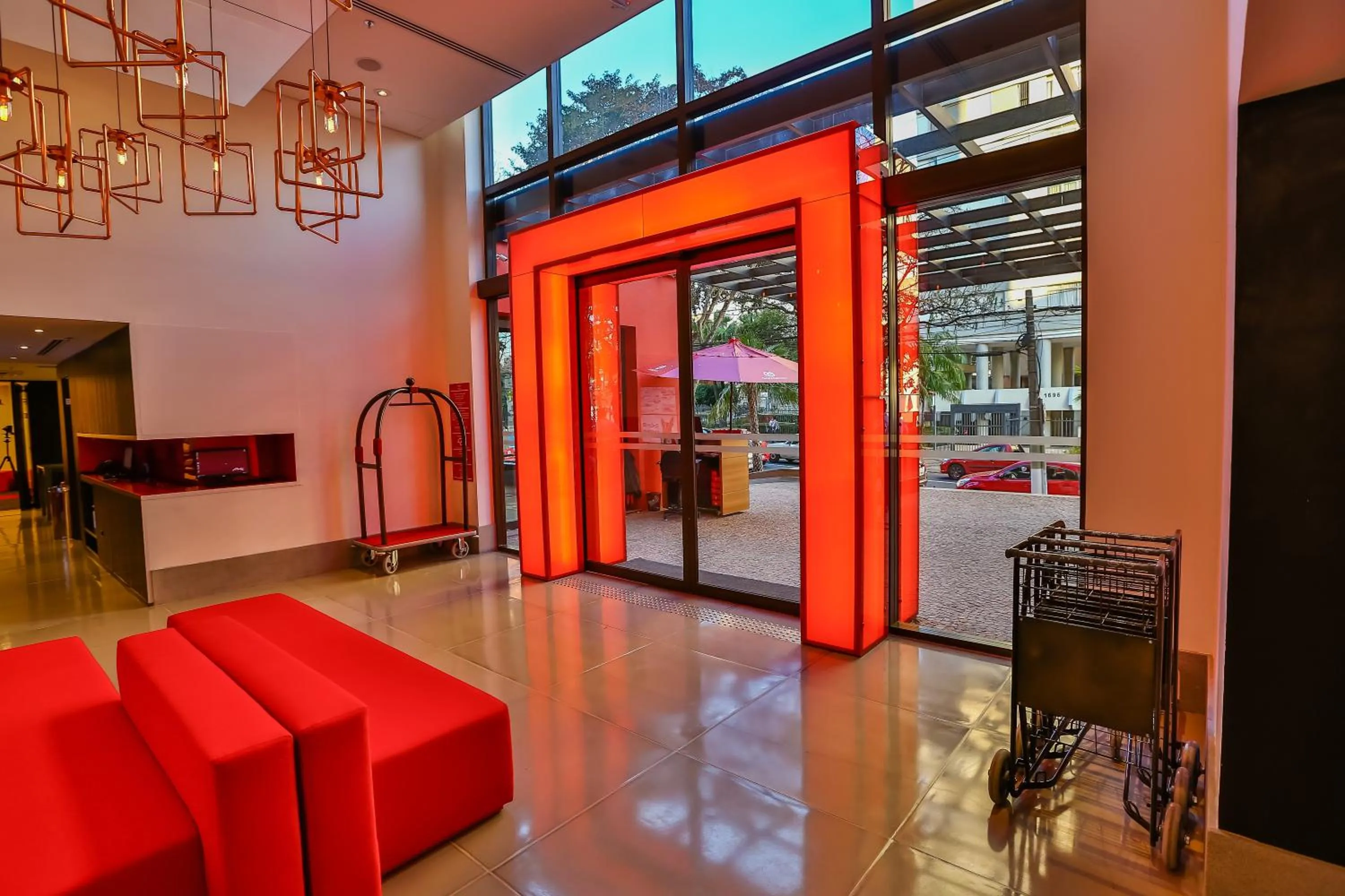 Lobby or reception in Radisson RED Campinas