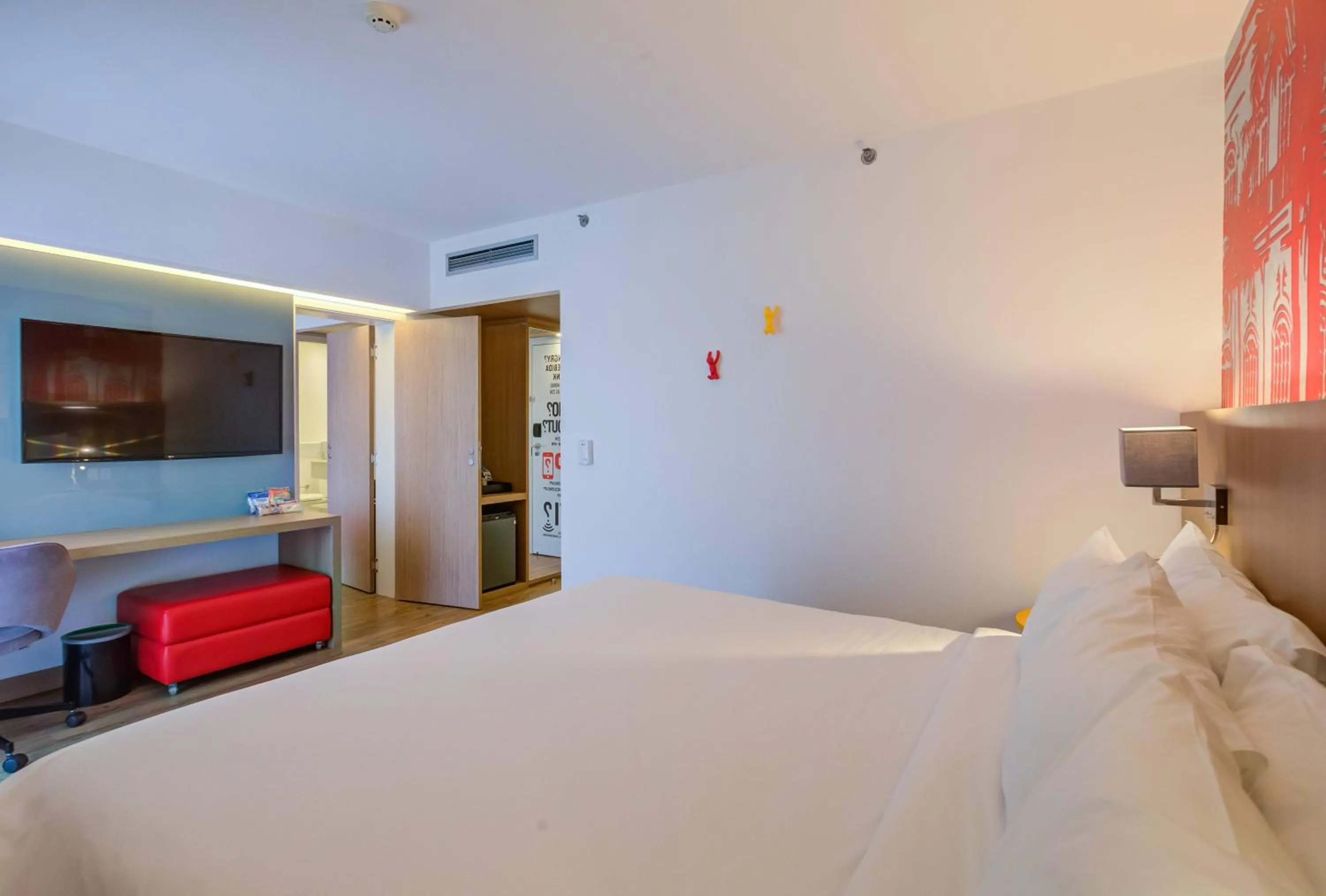 Photo of the whole room, Bed in Radisson RED Campinas