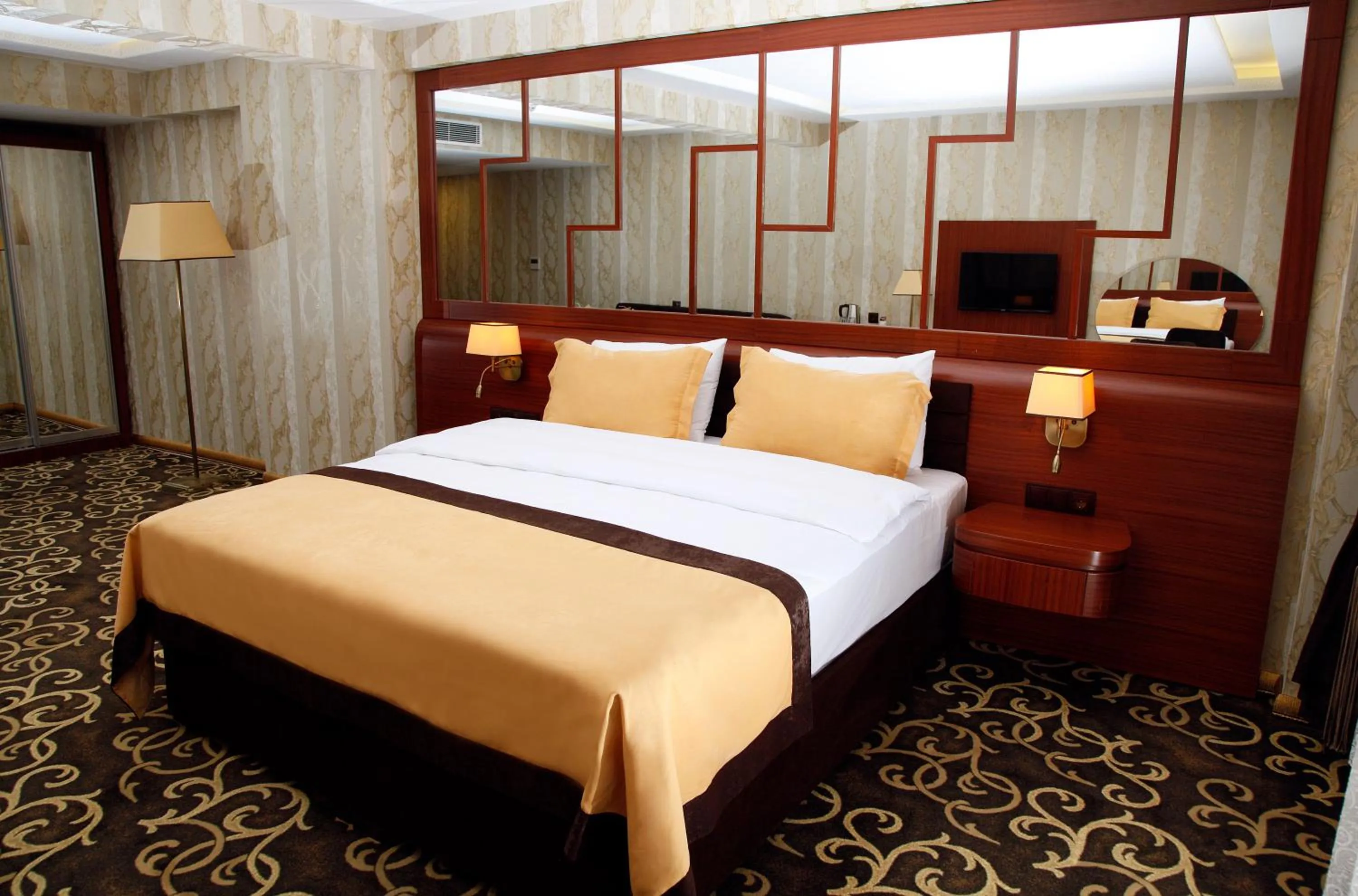 Photo of the whole room, Bed in Grand Vuslat