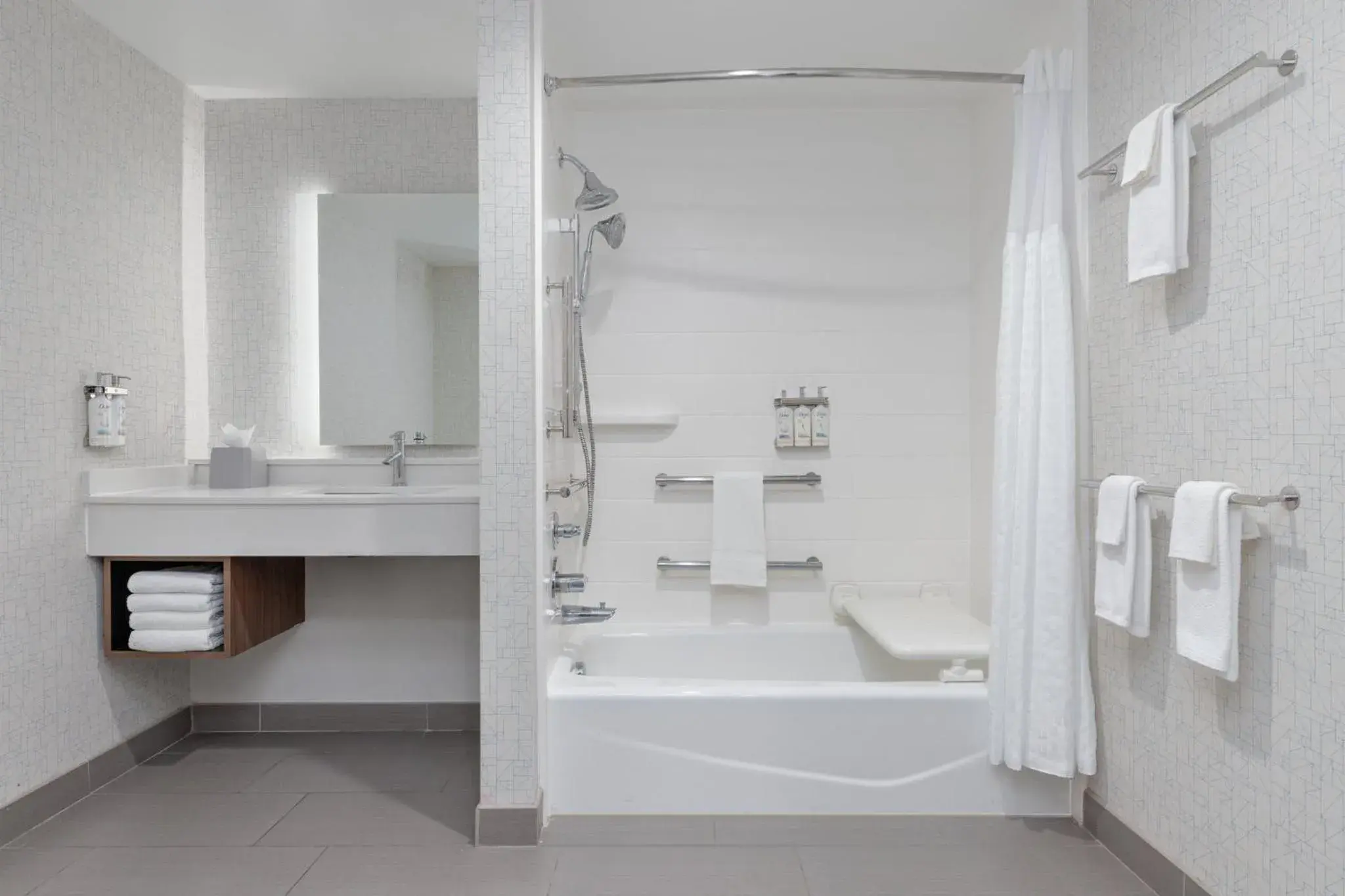 Standard Queen Room with Two Queen Beds and Mobility Accessible Tub in Holiday Inn Express & Suites Moore by IHG Standard Queen Room with Two Queen Beds and Mobility Accessible Tub in Holiday Inn Express & Suites Moore by IHG